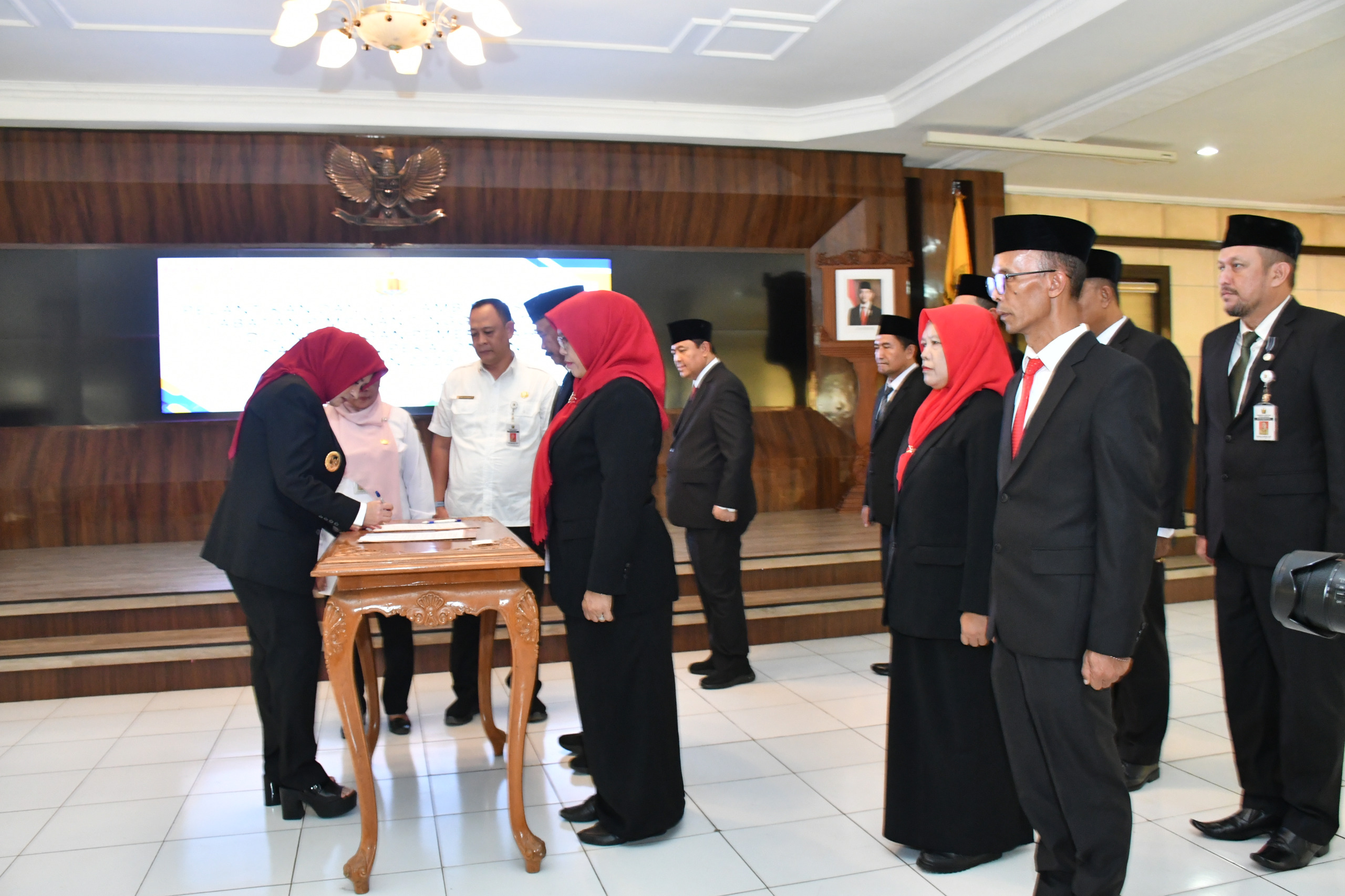 PELANTIKAN: Bupati Pekalongan Fadia Arafiq saat melantik sembilan pejabat eselon II untuk posisi baru mereka, Rabu (26/11/2025).