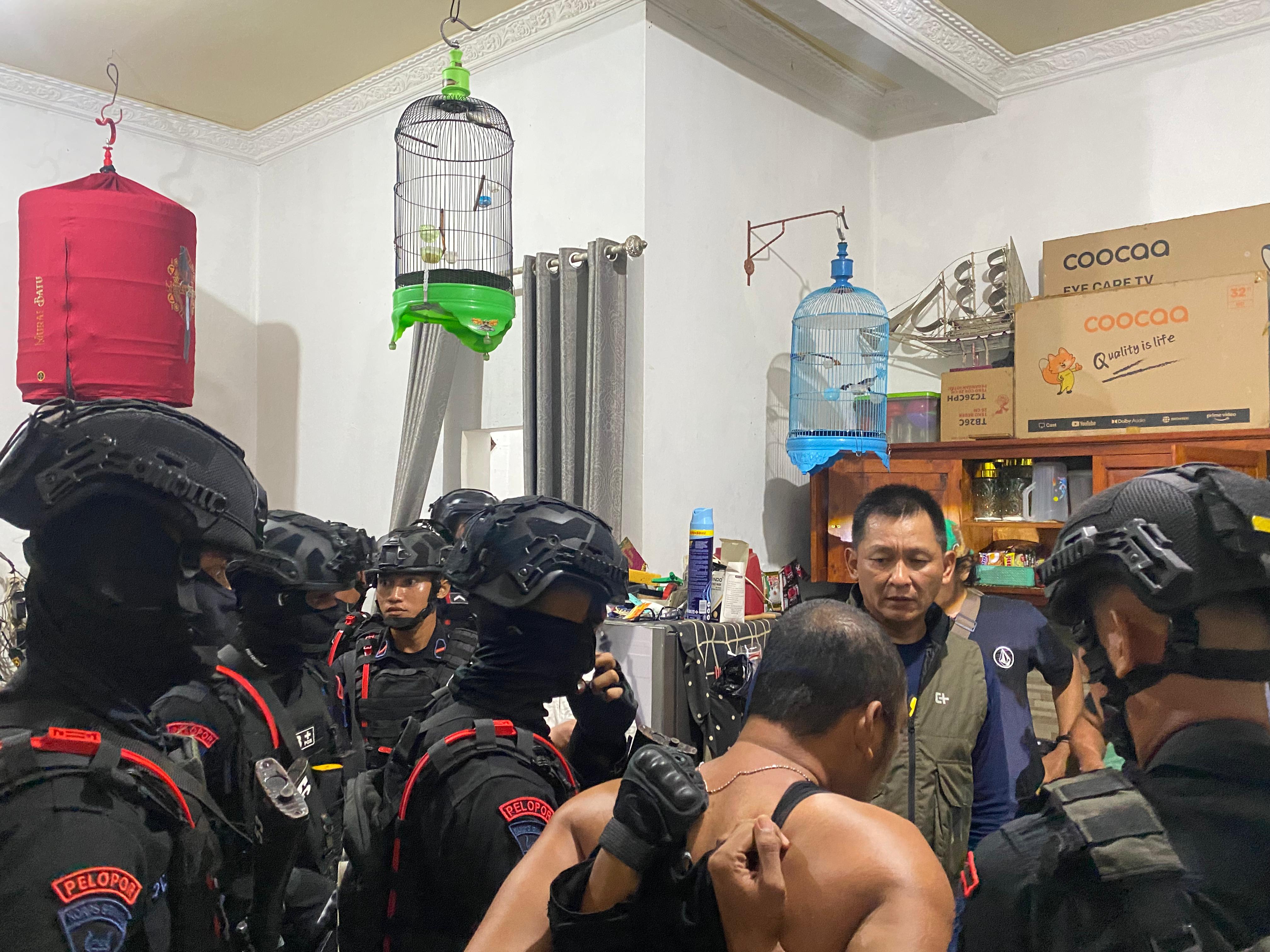 MENDAPAT PERLAWANAN: Personel gabungan berhasil menangkap terduga pelaku bandar narkoba di Pekalongan usai sempat mendapat perlawanan, Rabu (26/11/2025) dini hari.