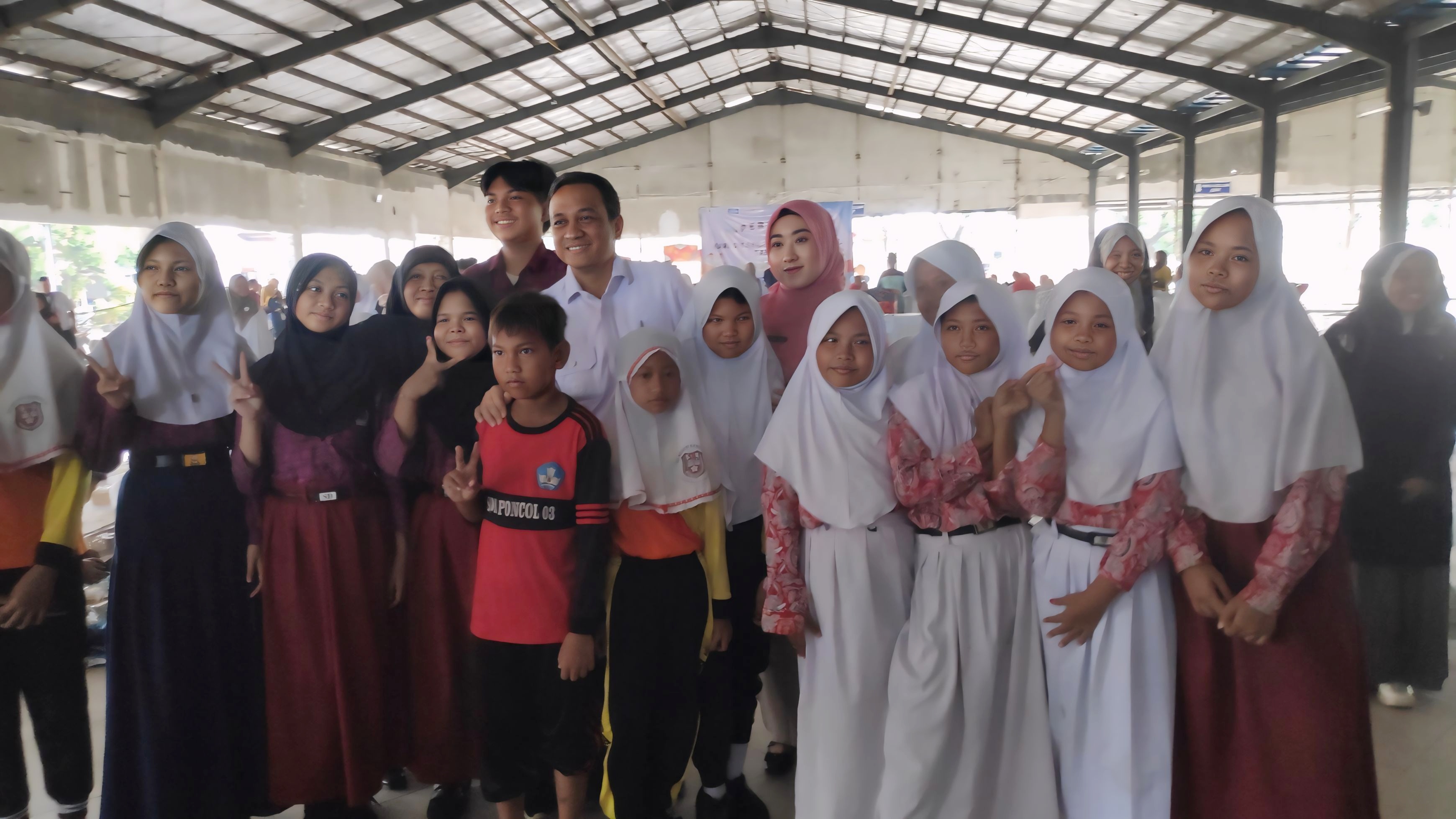 CERIA &ndash; Disela-sela acara perayaan Hari Disabilitas Internasional 2025, pelajar Kota Pekalongan berfoto bersama dengan Walikota Aaf dan Bunda PAUD Inggit, pada Rabu (26/11/2025).