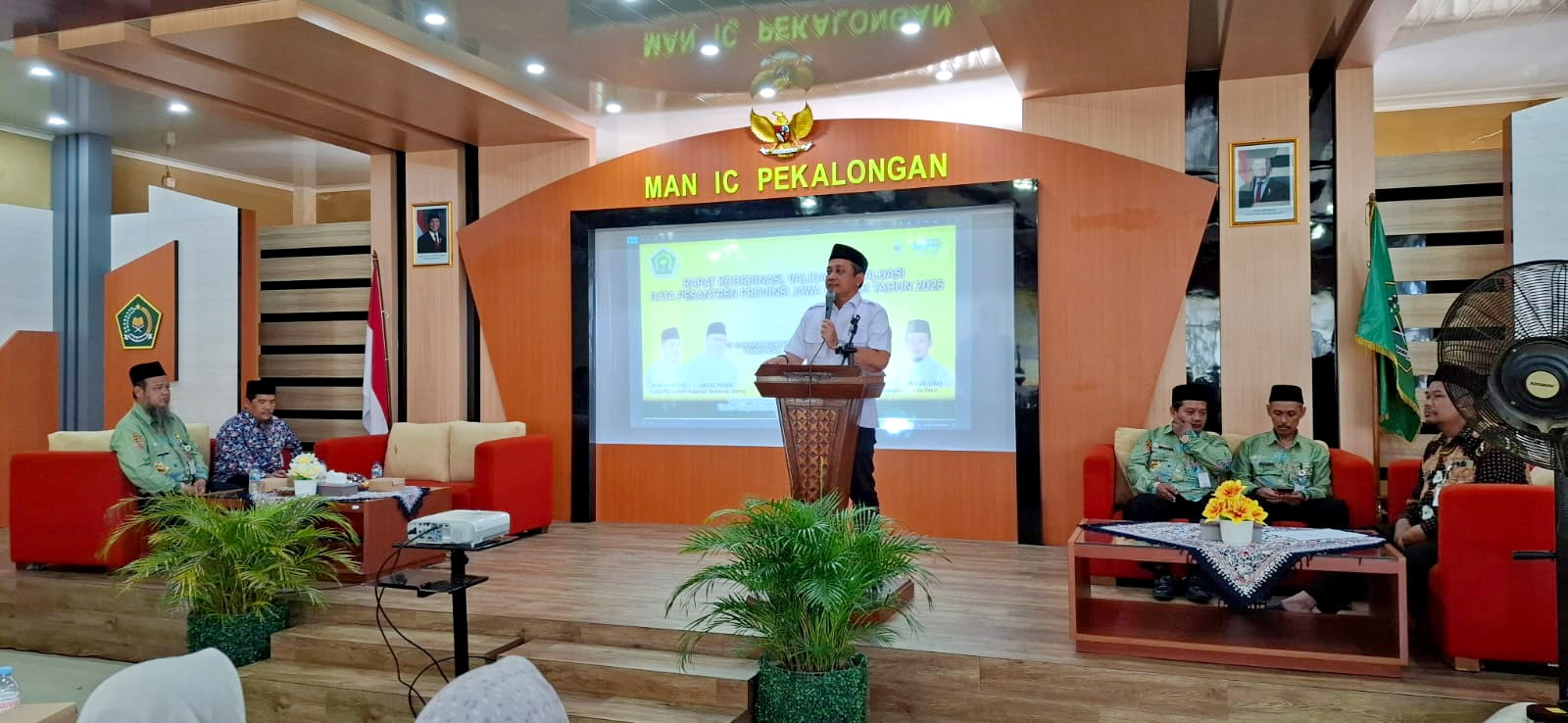 PAPARAN - Walikota Pekalongan HA Afzan Arslan Djunaid saat berikan paparan penitngnya perijinan keapda perwakilan Ponpes di Aula MAN Insan Cendekia, Rabu (26/11/2025).