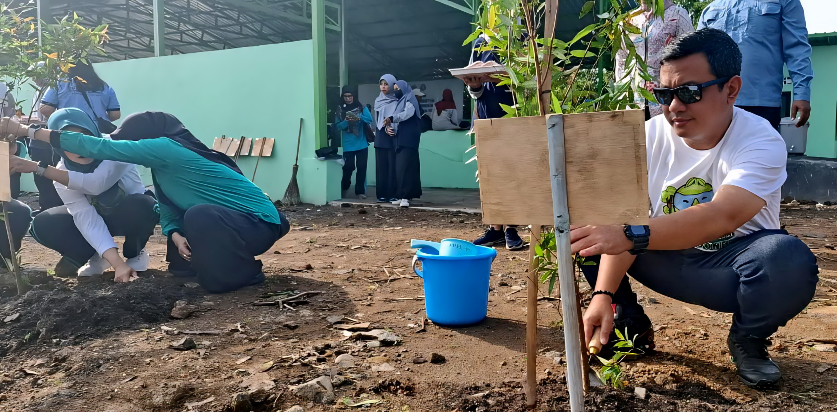 TANAM - WaliKota Pekalongan HA Afzan Arslan Djunaid saat menanam pohon di TPST Padukuhan Kraton dalam rangka HPMI, Kamis (27/11/2025).