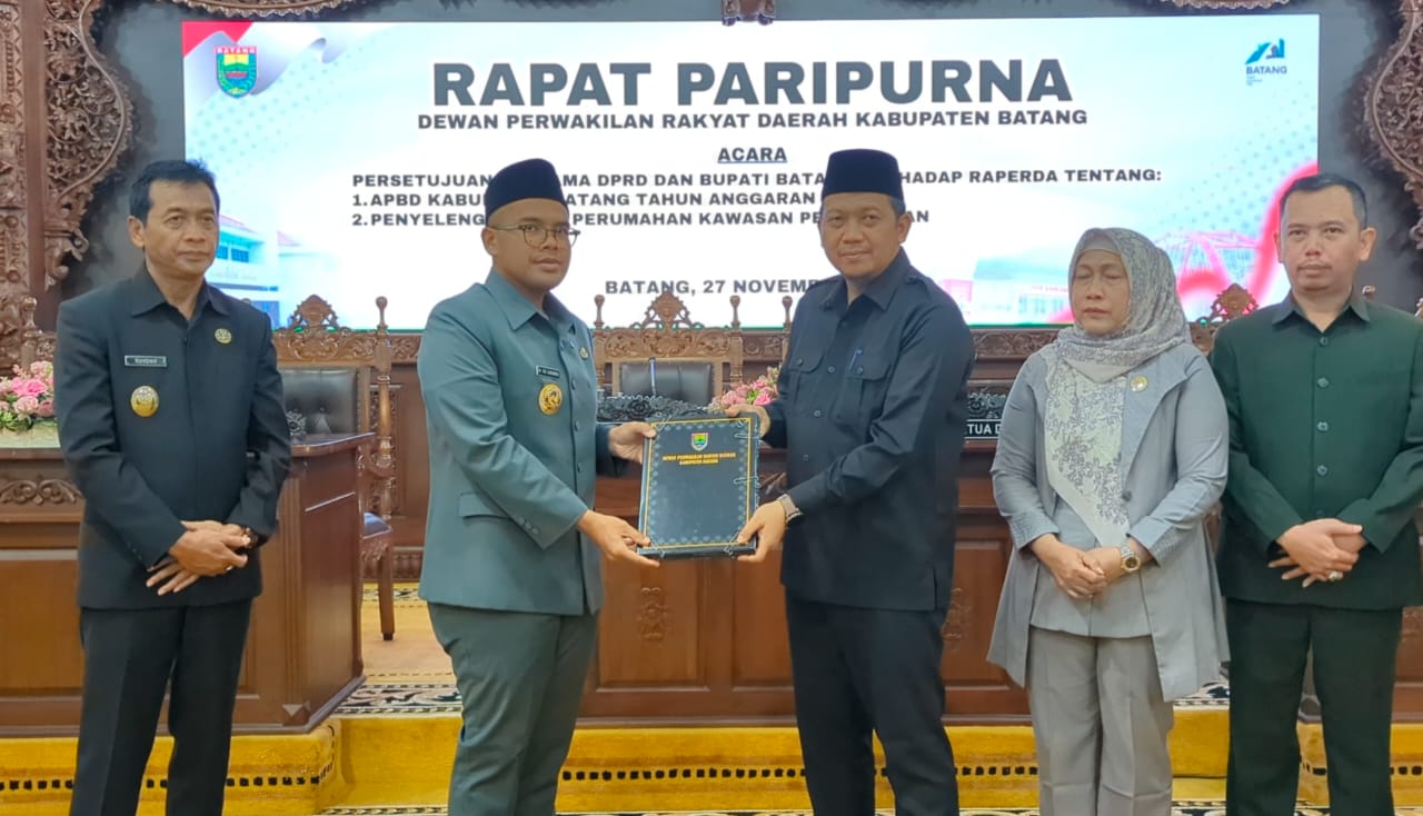 KESEPAKATAN: Pemkab Batang dan DPRD dalam Rapat Paripurna DPRD Kabupaten Batang.