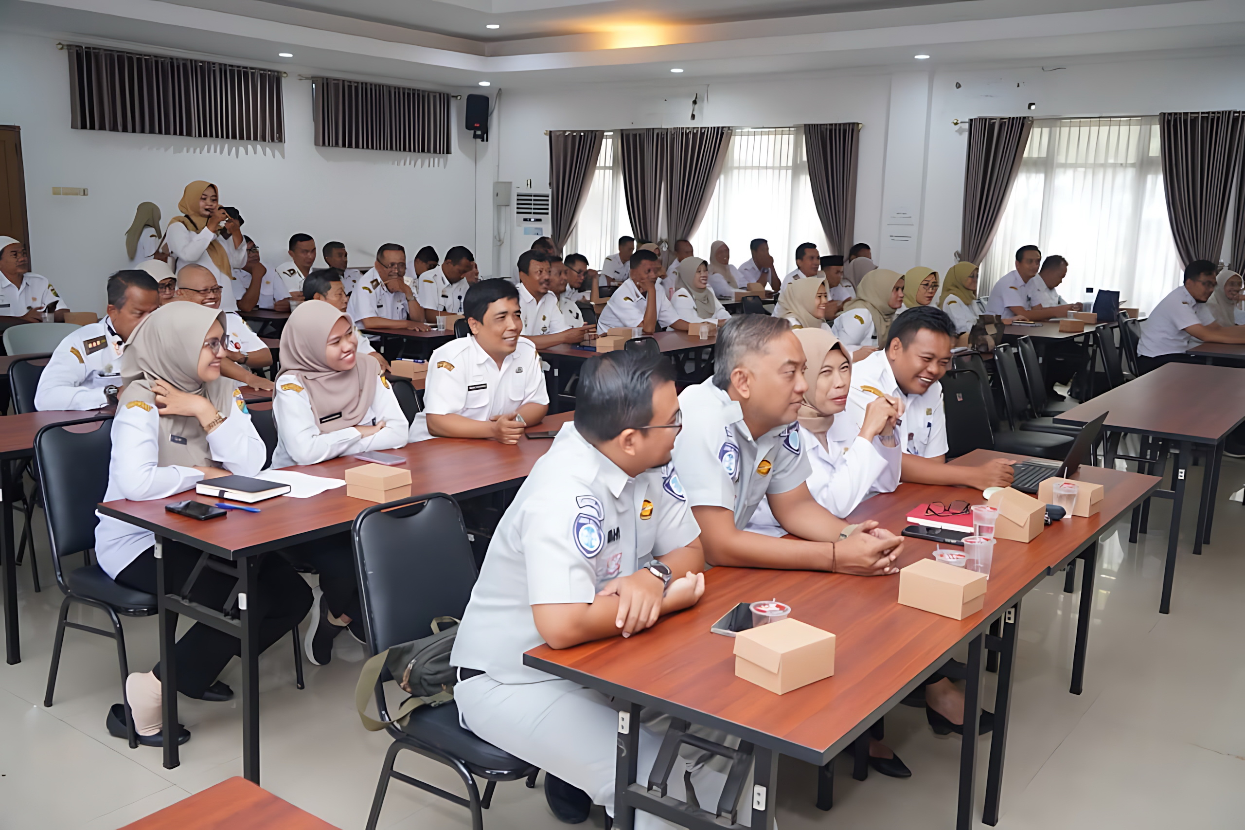 KOORDINASI &ndash; Para Camat dan Lurah se Kota Pekalongan sata ikut rakor dan Sosialisasi Opsen PKB dan BBNKN di Aula BPKAD Kota Pekalongan, Rabu (26/11/2025).