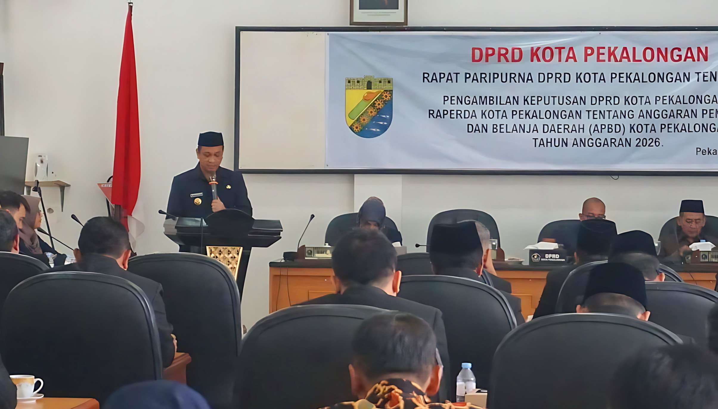 PAPARAN - Walikota Pekalongan HA Afzan Arslan Djunaid saat paparan dalam Rapat Paripurna Pengambilan Keputusan DPRD terkait Raperda APBD 2026, Kamis (27/11/2025) di Gedung Diklat Kota Pekalongan.