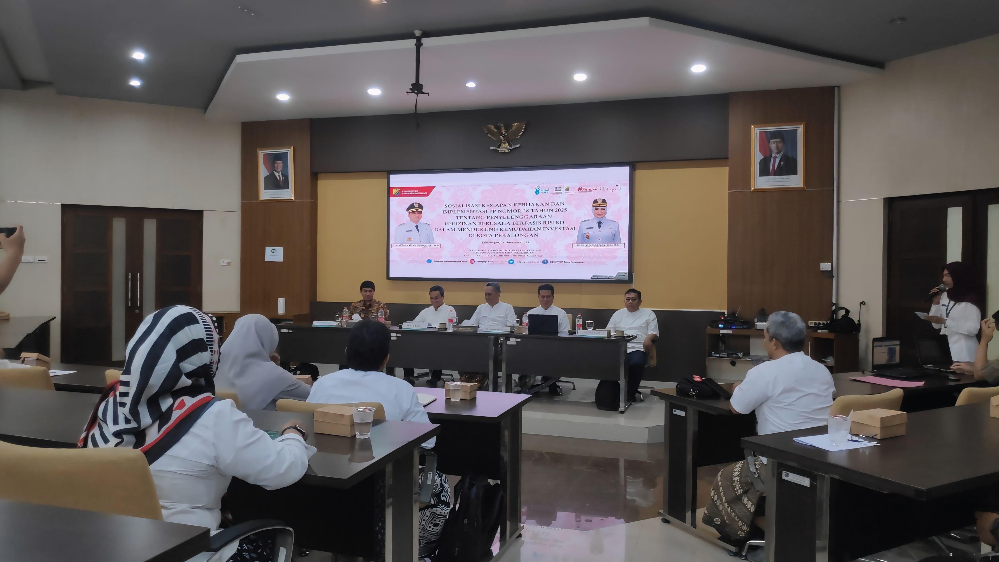 MOTIVASI - Walikota Pekalongan Mas Aaf saat hadir dalam Sosialisasi KKI PP Nomor 28 Tahun 2025 tentang Perizinan Berusaha Berbasis Risiko di Ruang Buketan Setda, Jumat (28/11/2025).