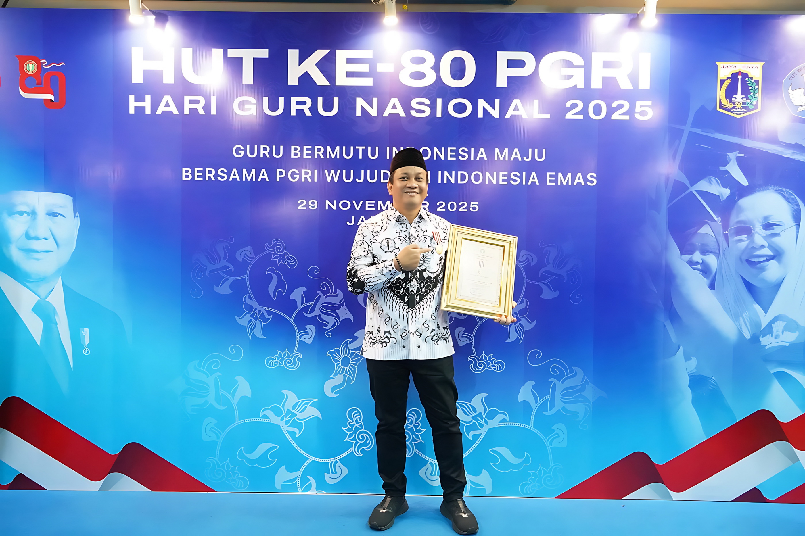 TERIMA PENGHARGAAN - Walikota Aaf tunjukkan plakat Anugerah Dwijapraja Nugraha, usia diterimanya pada Sabtu (29/11/2025) di Jakarta.
