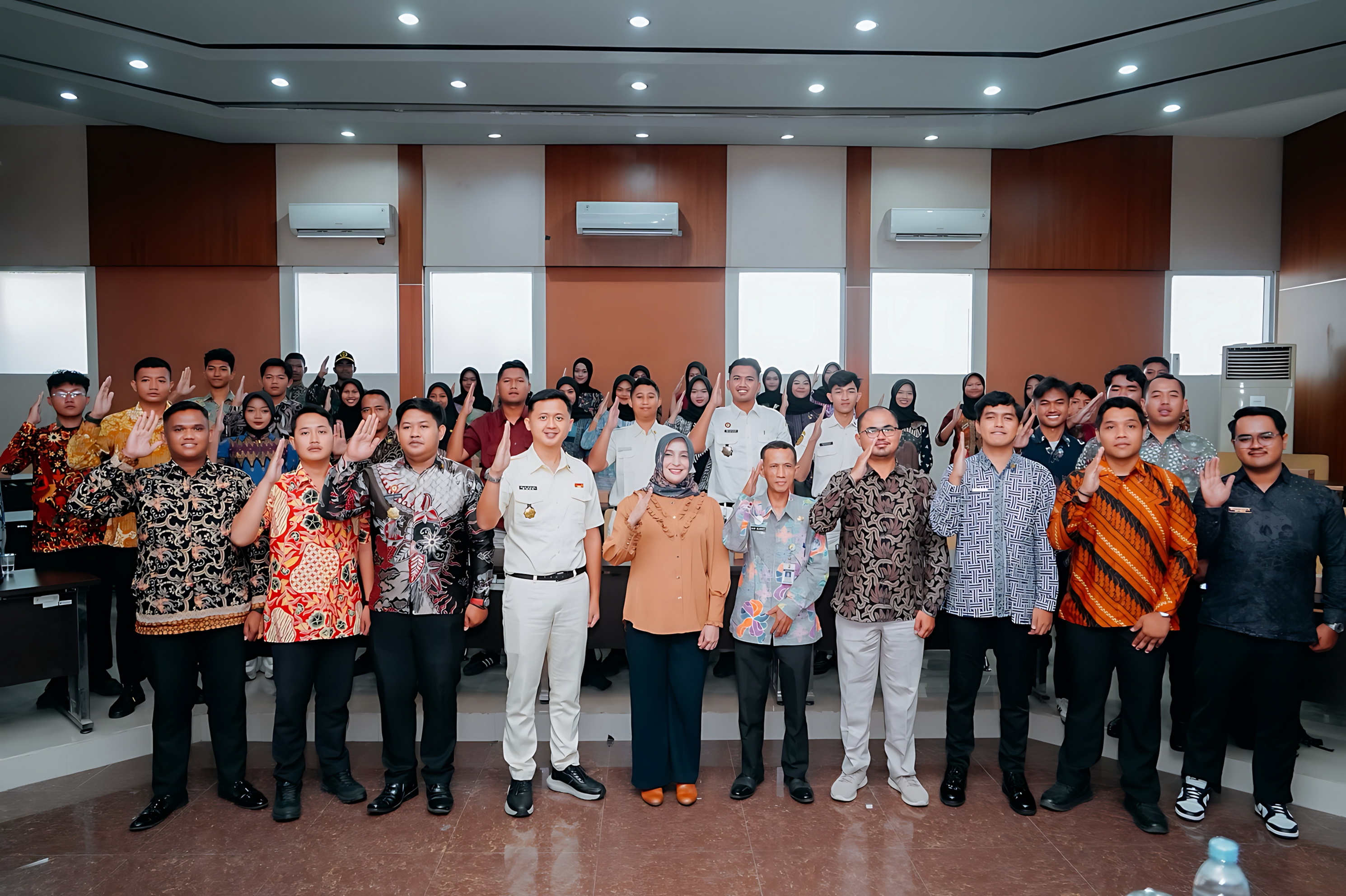 MOTIVASI - Wakil Walikota Pekalongan Hj Balgis Diab saat hadir langsung dalam Sosialisasi wawasan kebangsaan di Ruang Buketan Kota Pekalongan terasa berbeda pada Minggu (30/11/2025).