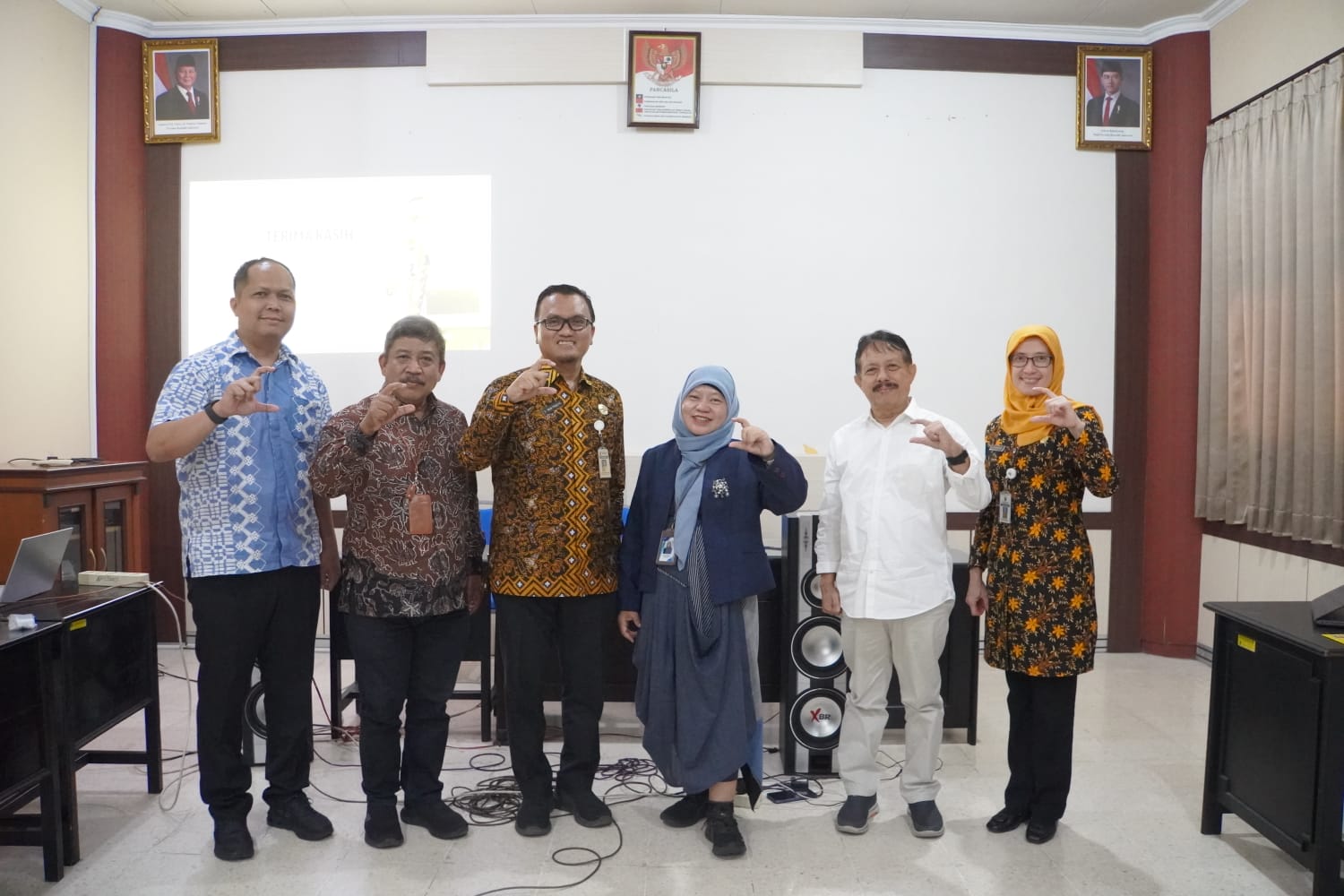 INFORMATIF: Direktur RSUD Kajen dr. Imam Prasetyo saat berfoto bersama tim penilai Monev Keterbukaan Informasi Publik 2025, di BPSDMD Jawa Tengah, Senin (25/11/2025) lalu.