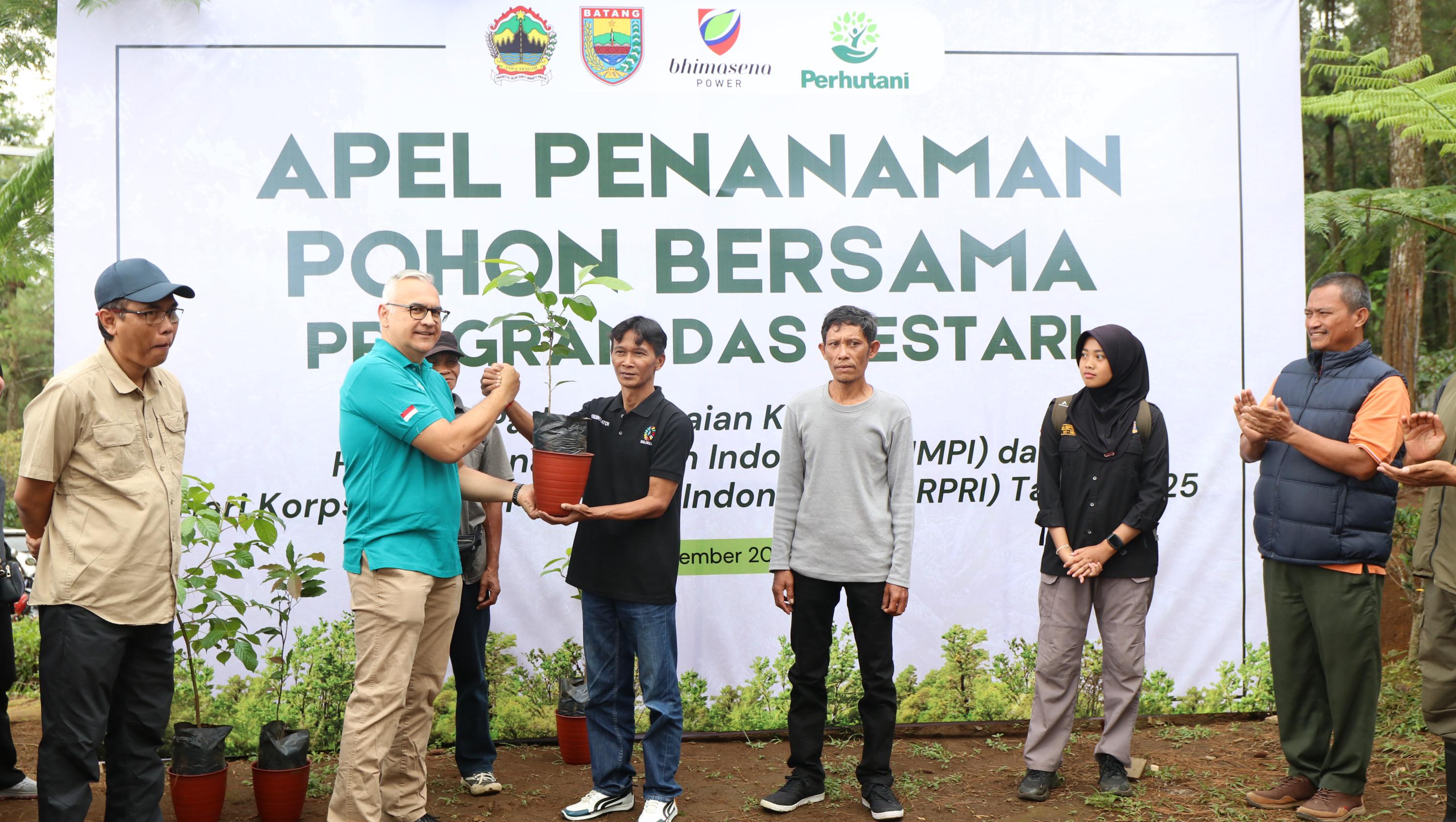 PENGHIJAUAN: Suasana penanaman pohon di Desa Tombo untuk merehabilitasi daerah aliran sungai.