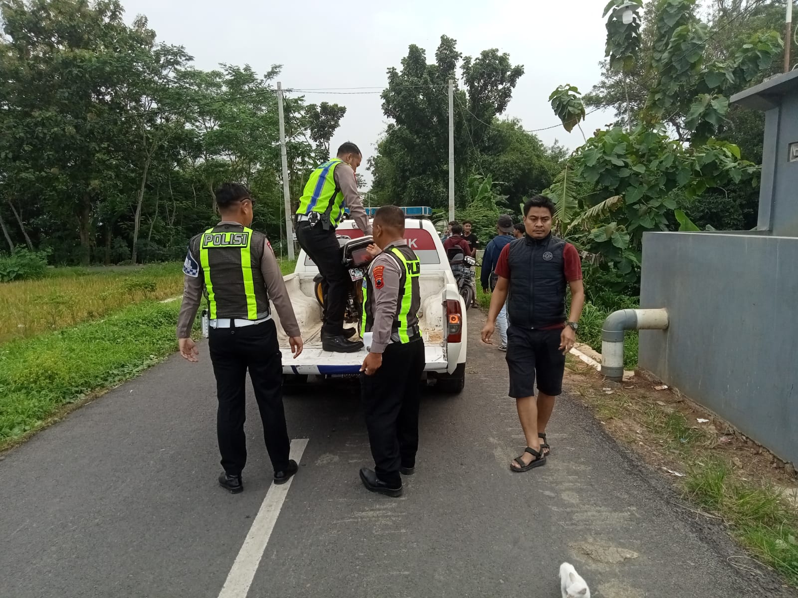 BALAP LIAR: Petugas Polsek Sragi dan Satlantas Polres Pekalongan saat mengangkut tiga sepeda motor siap balap di Kecamatan Sragi, Minggu (30/11/2025).