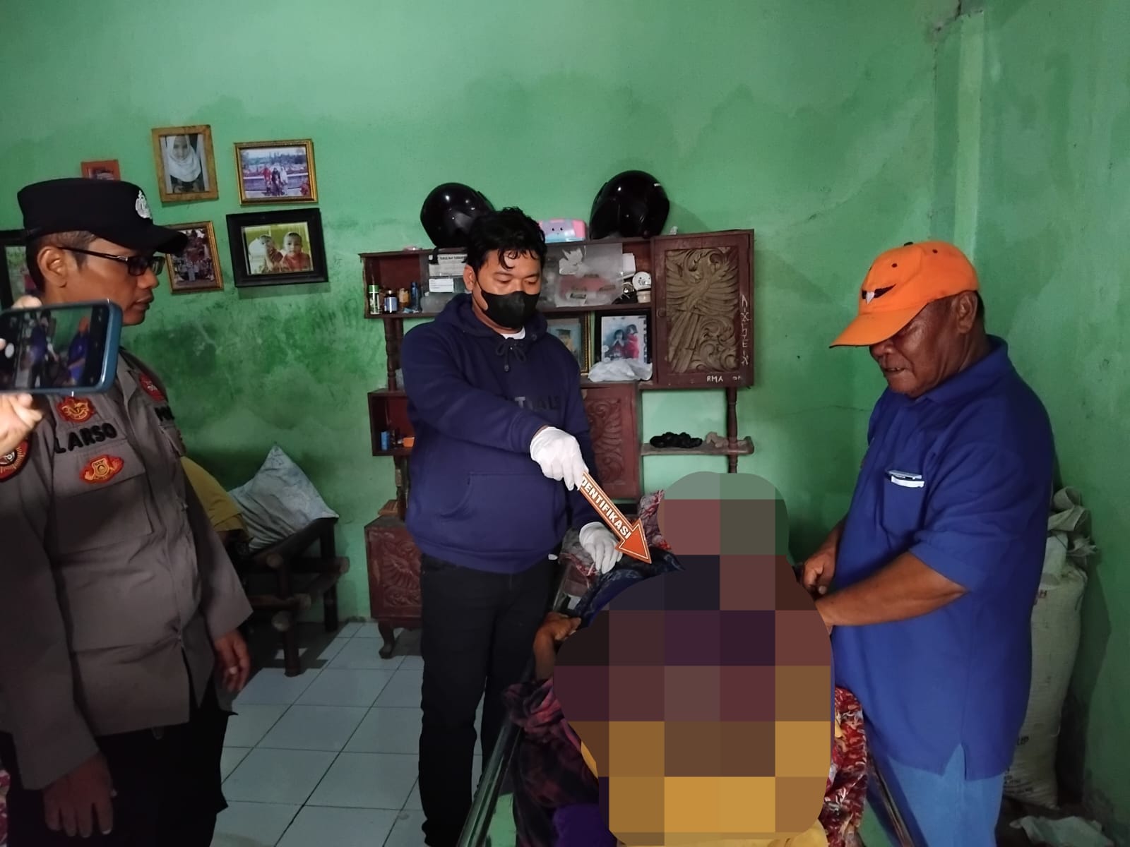 PENEMUAN MAYAT: Pihak kepolisian saat membawa korban ke rumah duka usai dievakuasi dan pemeriksaan medis.