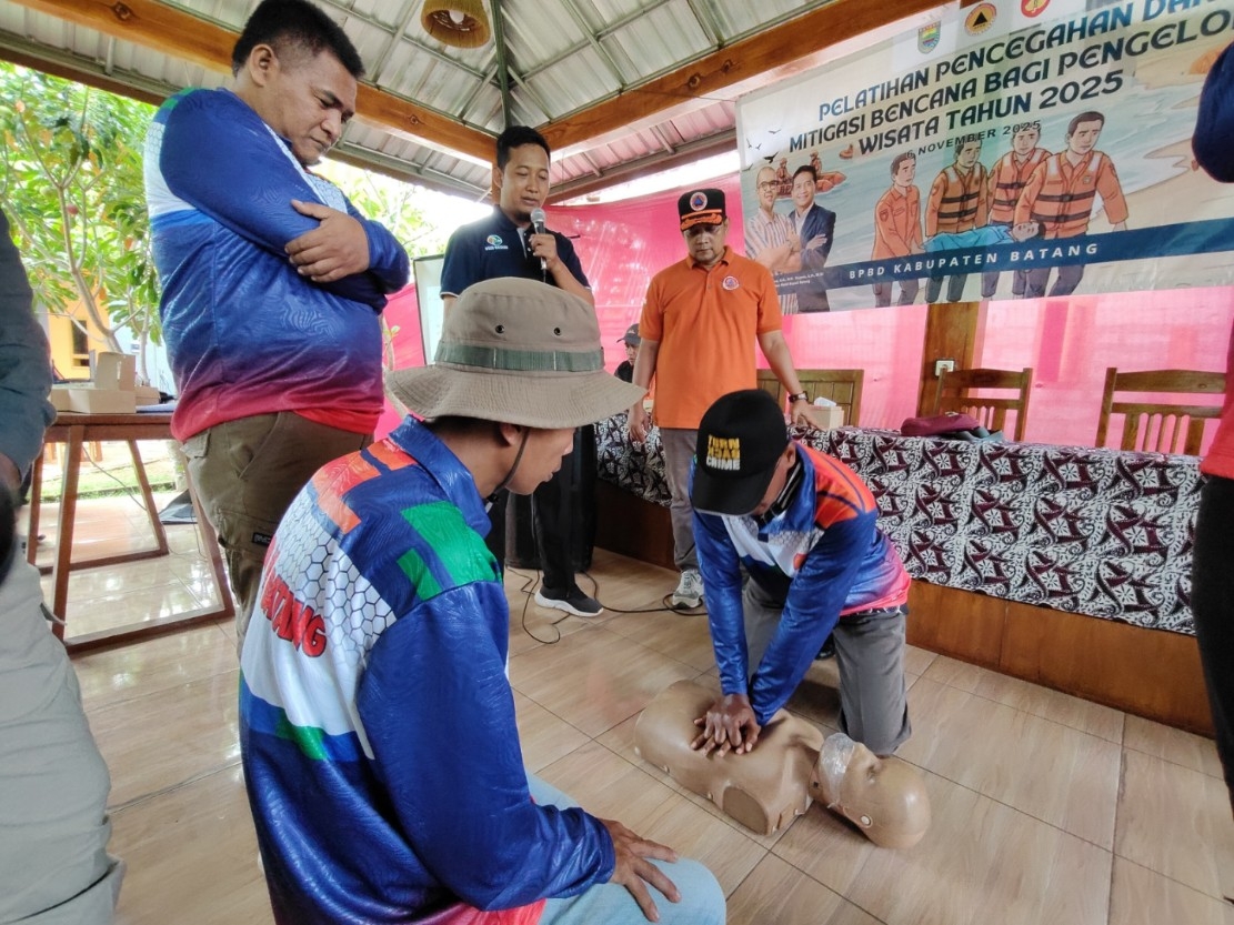 KEBENCANAAN: Kepala Pelaksana BPBD Kabupaten Batang, Wawan Nurdiansyah saat meninjau pelatihan penanganan bencana.