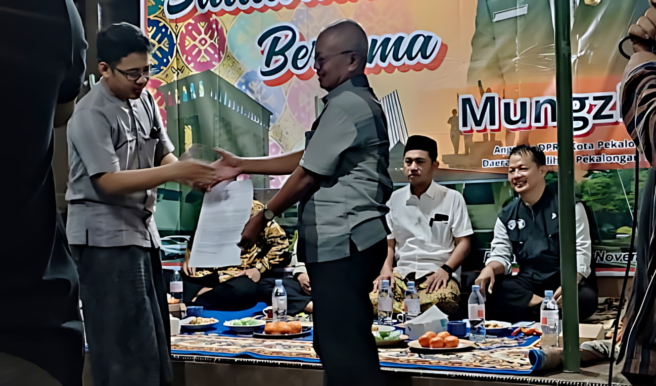 SERAHKAN &ndash; Diwakili Camat Pekalongan Timur Darmanto, Pemkot Pekalongan menerima surat aduan warga Kalibaros tentang penanganan jalur exit tol, pada Sabtu malam (29/11/2025).