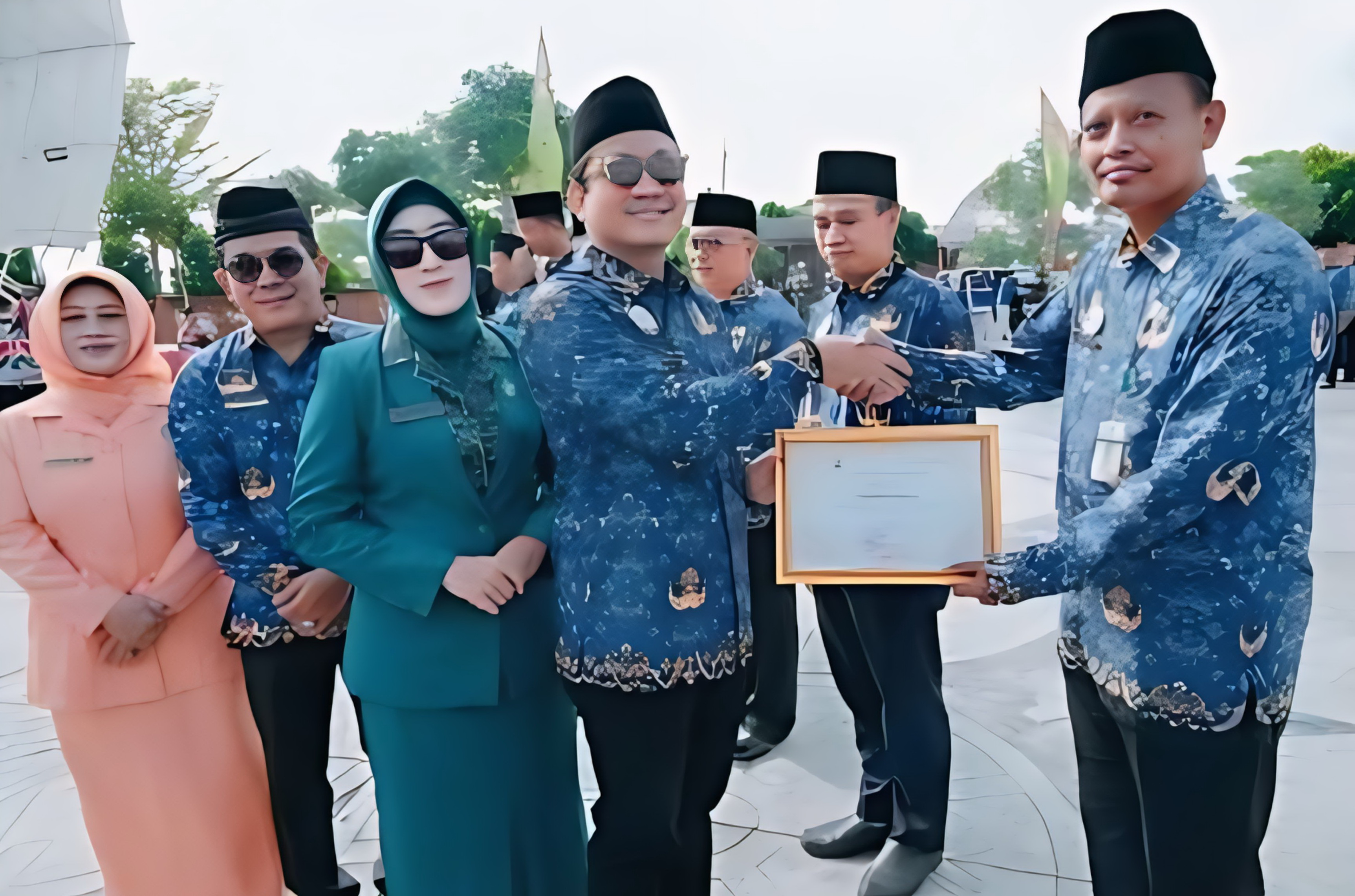 SERAHKAN - Usai upacara Walikota Aaf serahkan piagam kepada Lurah Kuryos Mahfud, salah satu ASN Pemkot Pekalongan yang jadi Lurah terbaik, pada Selasa (2/12/2025).