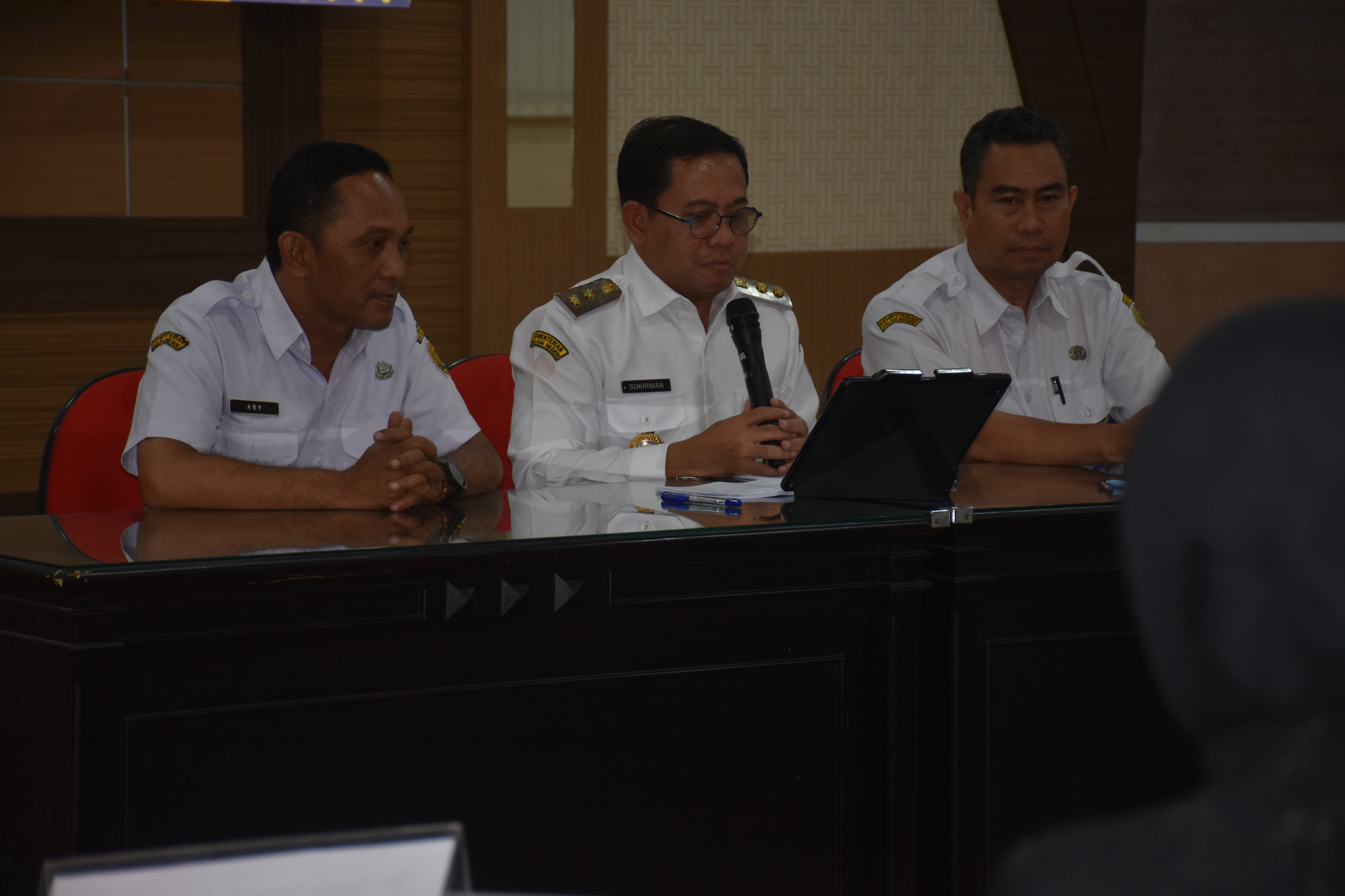 PRESENTASI: Wabup Pekalongan Sukirman saat presentasi di hadapan panelis Uji Publik Penilaian Monitoring KIP.