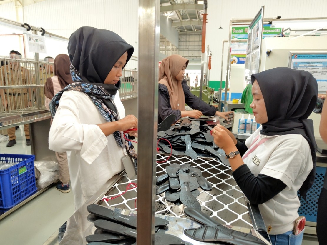 ILUSTRASI: Para pekerja saat memproduksi sol sepatu di sebuah perusahaan di Kabupaten Batang.