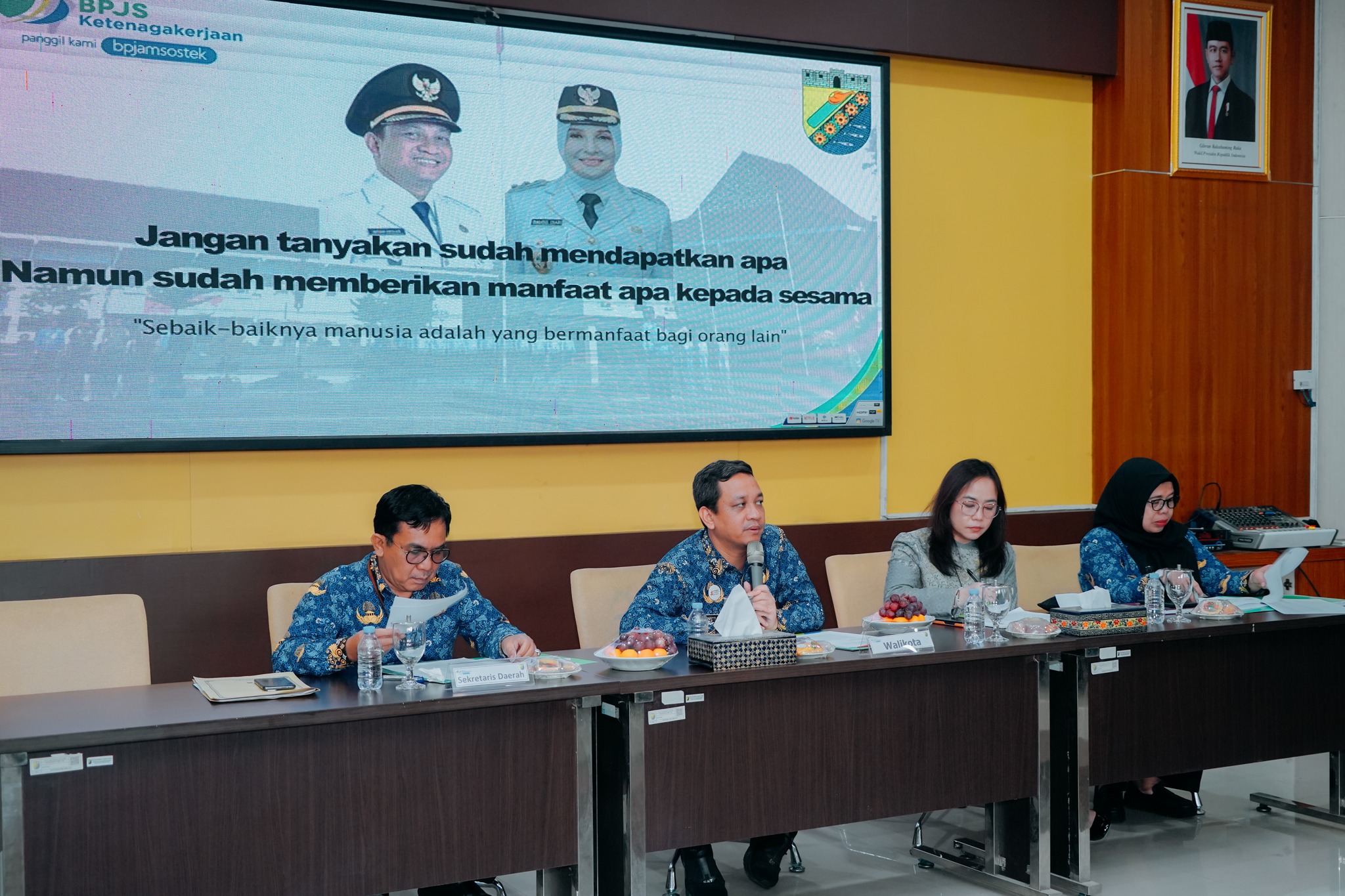 KOMPAK - Walikota Pekalongan Aaf, saat membuka FGD tetang BPJS Ketenagakerjaan Ruang Buketan Setda Kota Pekalongan pada Selasa (2/12/2025).