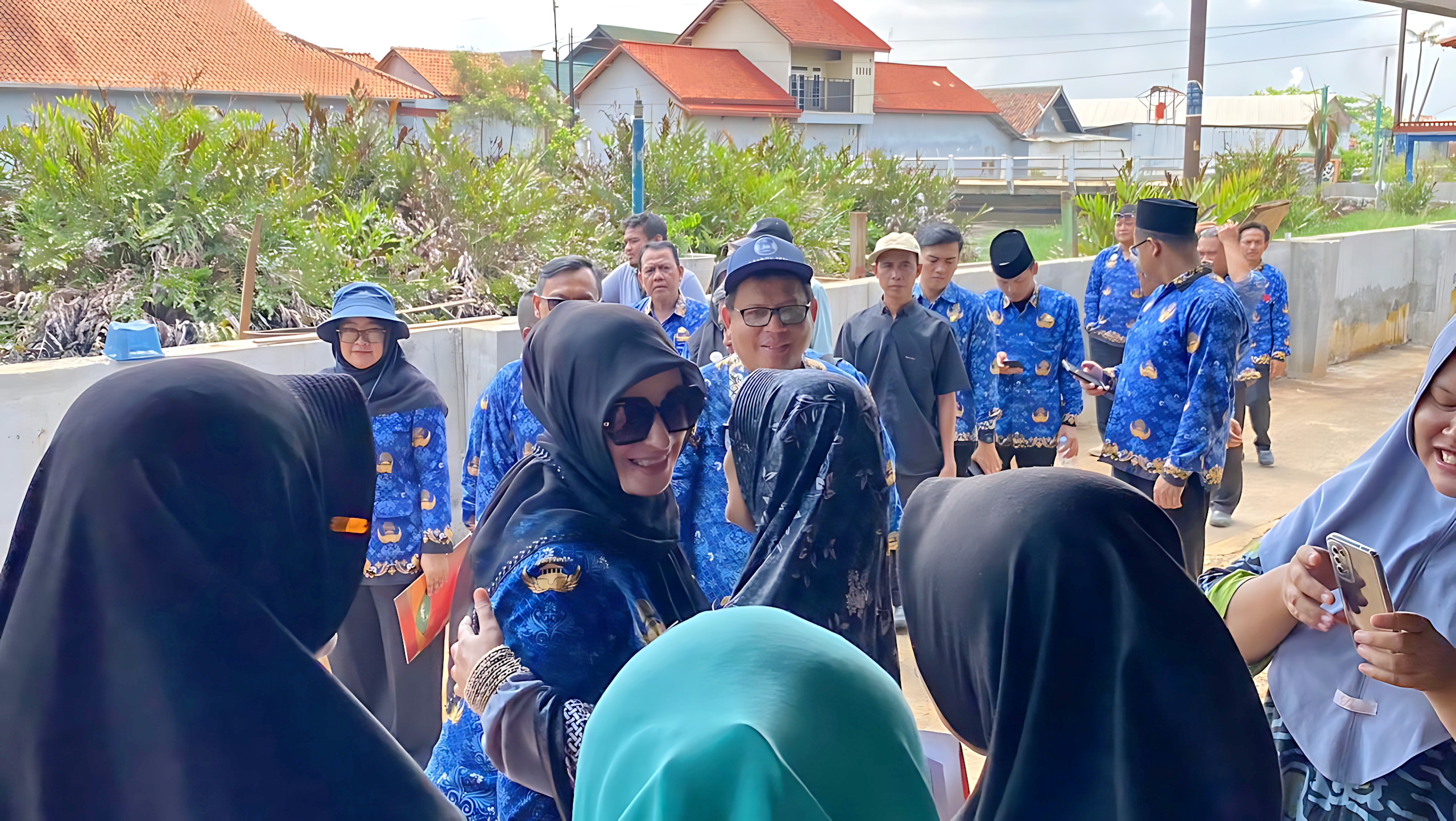 PANTAU LANGSUNG - Wakil WaliKota Pekalongan Hj. Balgis Diab bersama jajaran dpu saat monev lapangan proyek penangan rob, pada Selasa (2/12/2025).