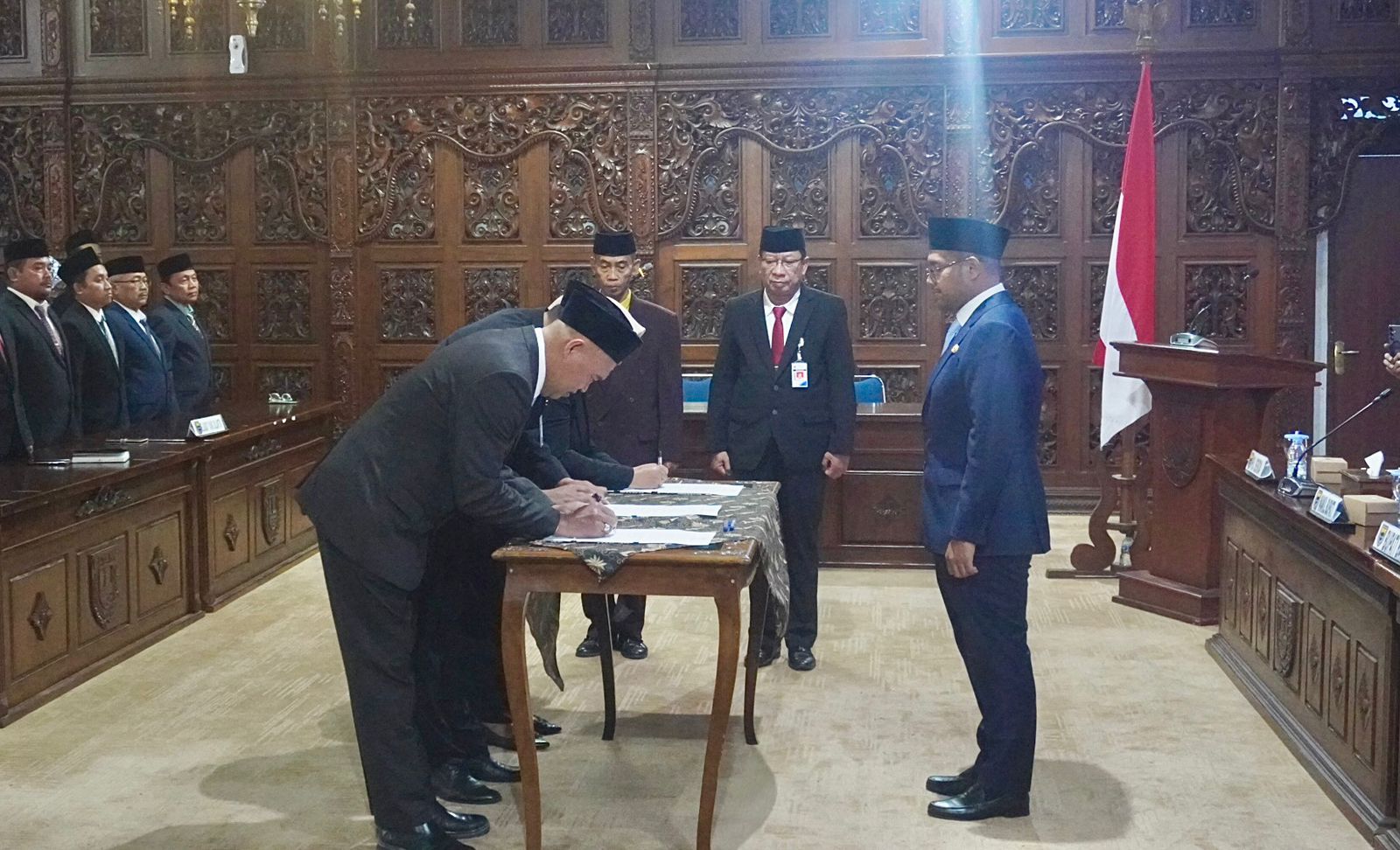 PELANTIKAN: Bupati Batang M Faiz Kurniawan saat melantik para pejabat di lingkungan Pemkab Batang.