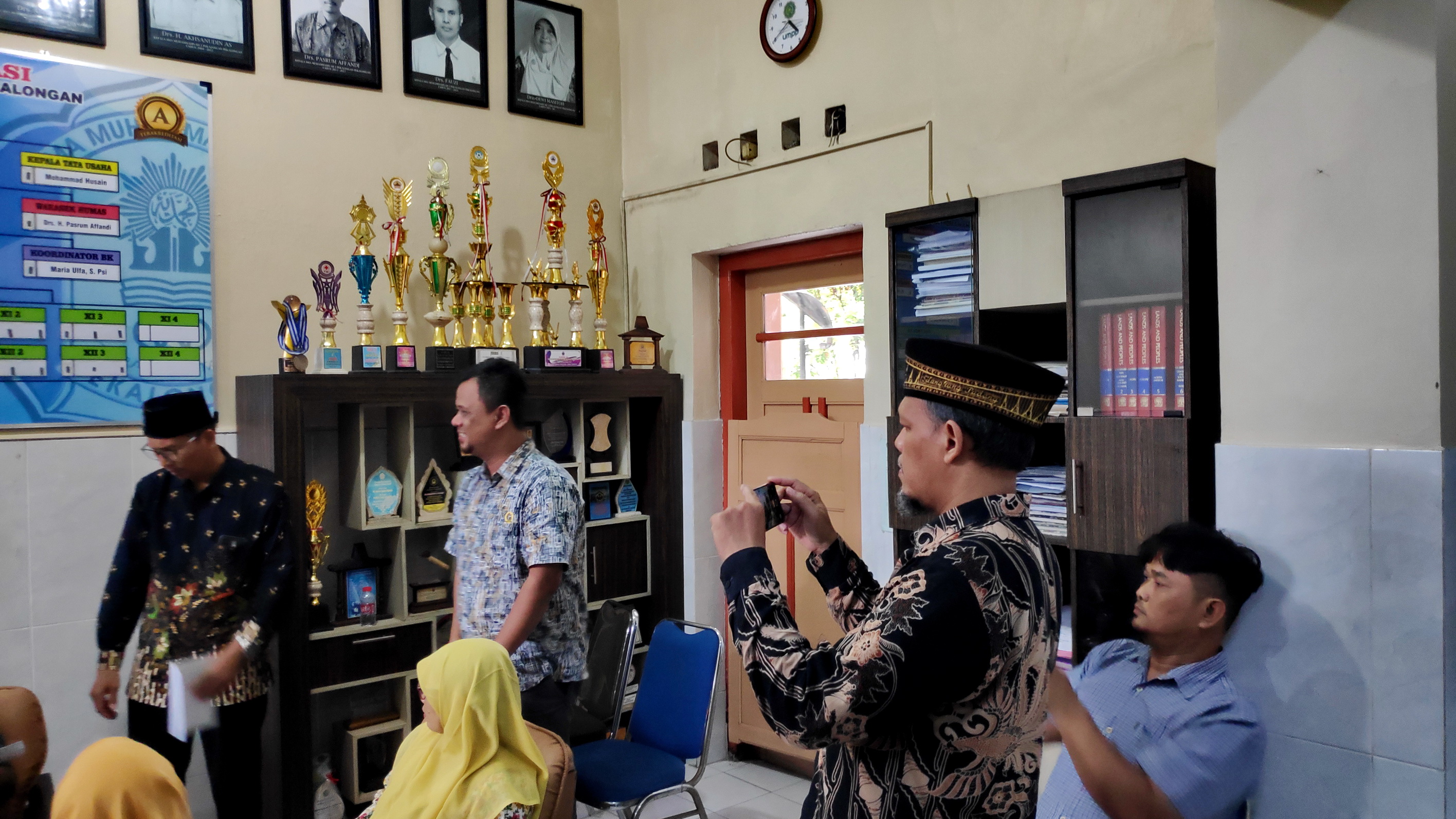 SERAHKAN &ndash; Perwakilan sekolah SMA Muhammadiyah 1 Pekajangan, saat menyerahkan surat keterangan bahwa kasus sudah selesai kepada orang tua siswa didampingi pengacara, Kamis (4/12/2025).