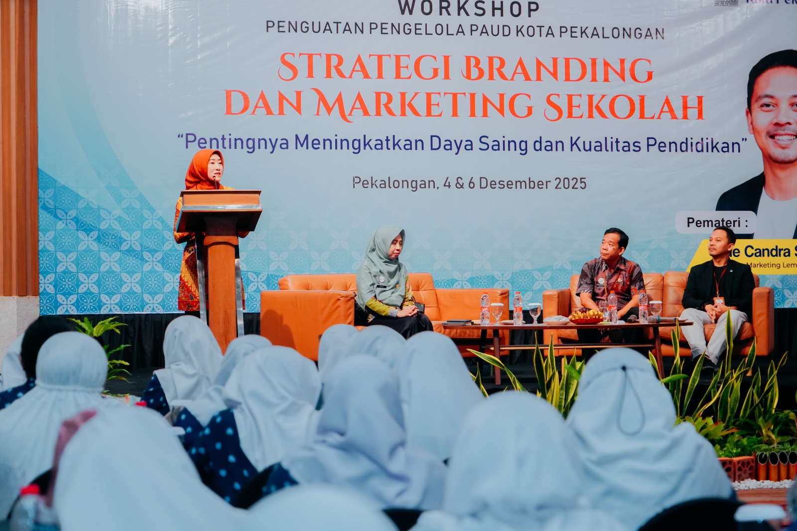 PAPARAN - Hj Inggit Soraya saat berikan paparan dalam Workshop Strategi Branding dan Marketing Sekolah yang digelar di Hotel Nirwana, Kamis (4/8/2025).