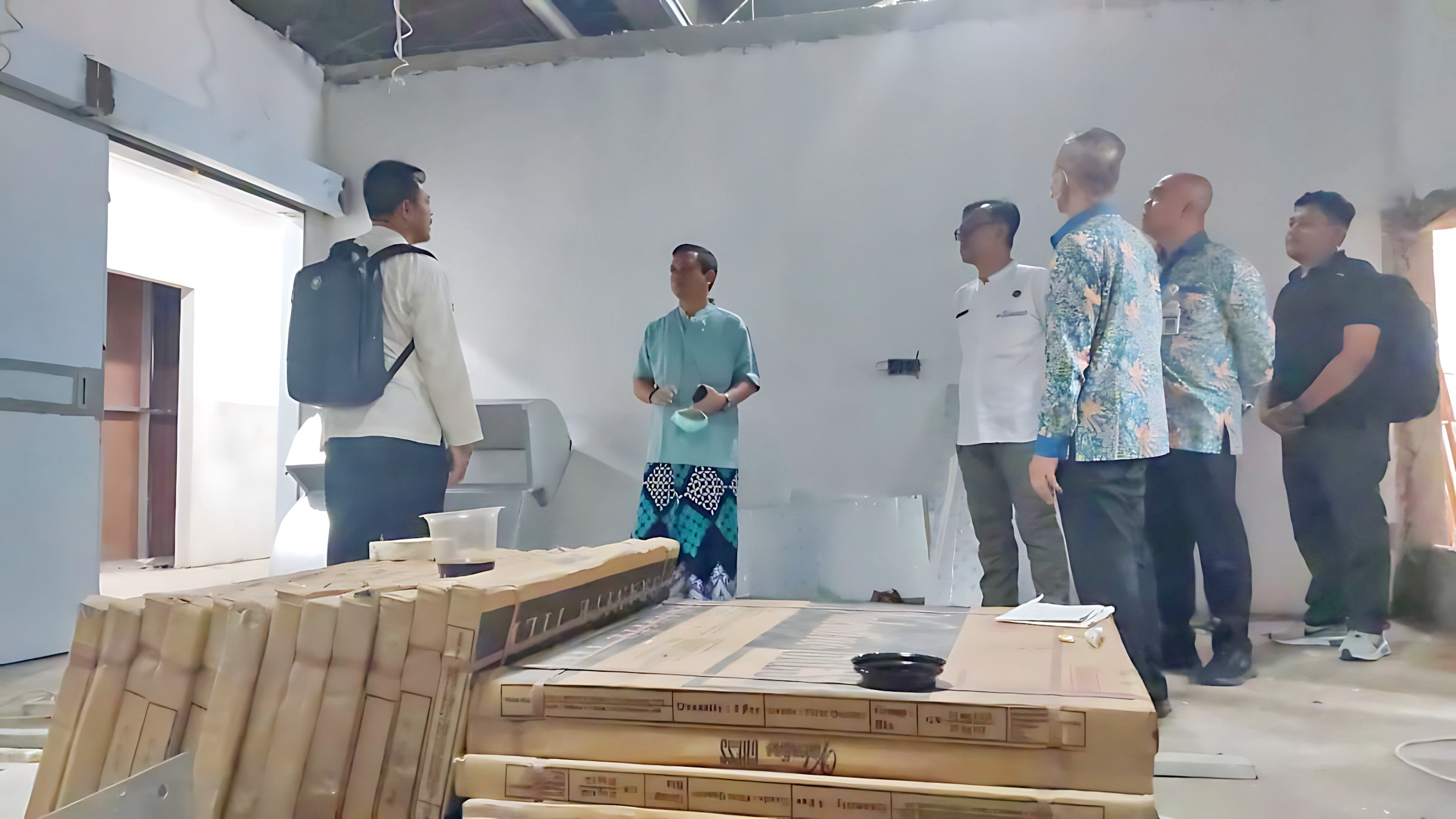 PANTAU LANGSUNG -&nbsp;Walikota Pekalongan HA Afzan Arslan Djunaid saat memantau langsung proyek di RSUD Bendan, pada Jumat (5/12/2025).