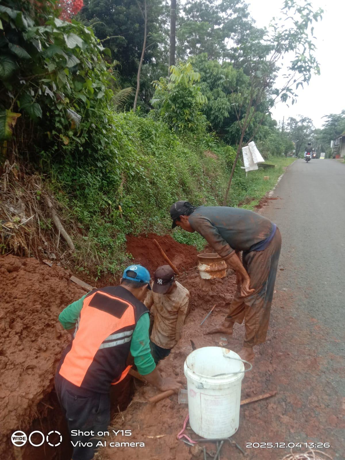 RESPONS CEPAT: Petugas PDAM Tirta Kajen saat berjibaku dan gerak cepat melakukan perbaikan pipa di wilayah Desa Kulu, Kecamatan Karanganyar, Kamis (4/12/2025).