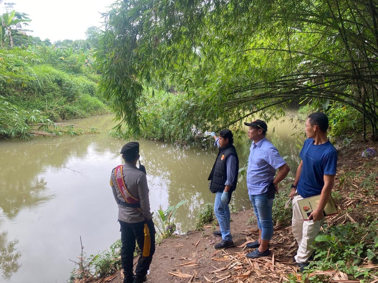 OLAH TKP: Pihak kepolisian saat melakukan olah TKP di lokasi,  Desa Pekiringan Alit, Kecamatan Kajen, Kabupaten Pekalongan.