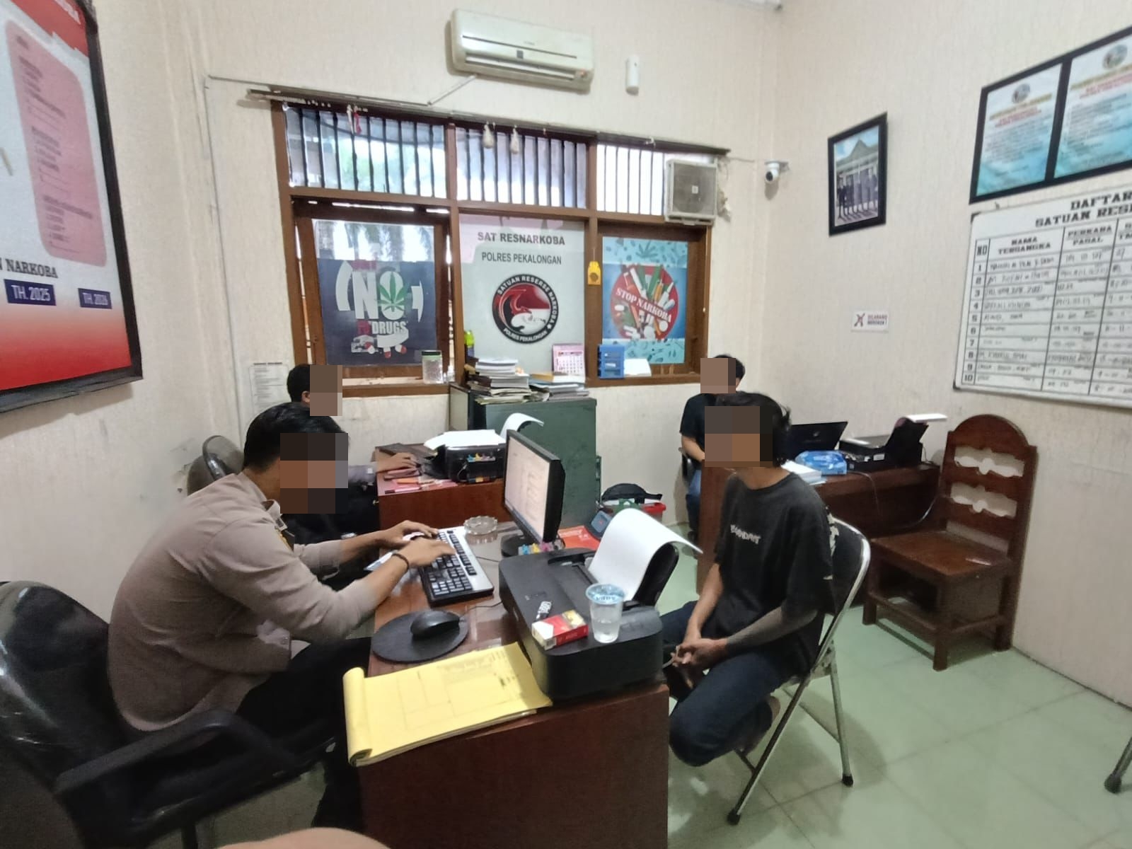 NARKOBA: Pelaku A alias Oleng saat diperiksa di Polres Pekalongan usai ditangkap di wilayah Kecamatan Karangdadap.