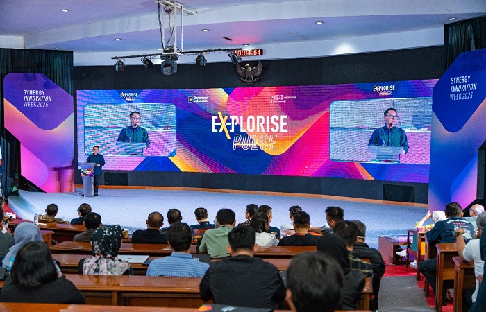 GALI POTENSI BISNIS BARU : Direktur IT Digital Telkom Indonesia Faizal Rochmad Djoemadi saat memberikan sambutan pada acara Synergy Innovation Week 2025 di Bandung pada Kamis 27 November 2025.