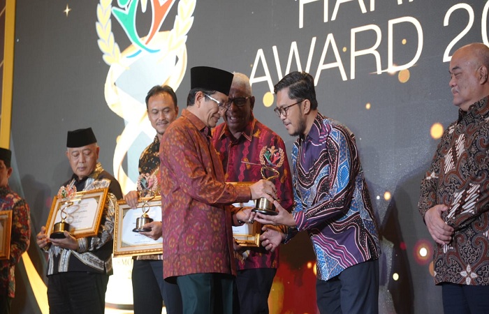 JAGA KERUKUNAN UMAT : Menag RI Nasaruddin Umar menganugerahkan Harmony Award 2025 kepada Pemda dan FKUB yang dinilai memiliki kinerja terbaik dalam menjaga kerukunan masyarakat.