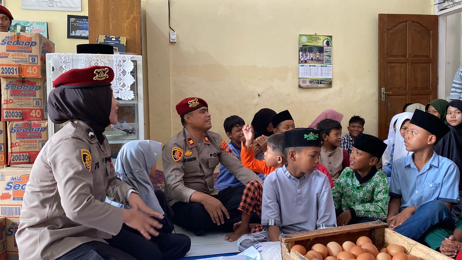 AKRAB - Nampak anggota Satreskrim Polres Pemalang saat berkunjung ke Panti Al Fitroh membaur dengan anak panti degan akrab, pada Sabtu (6/12/2025).