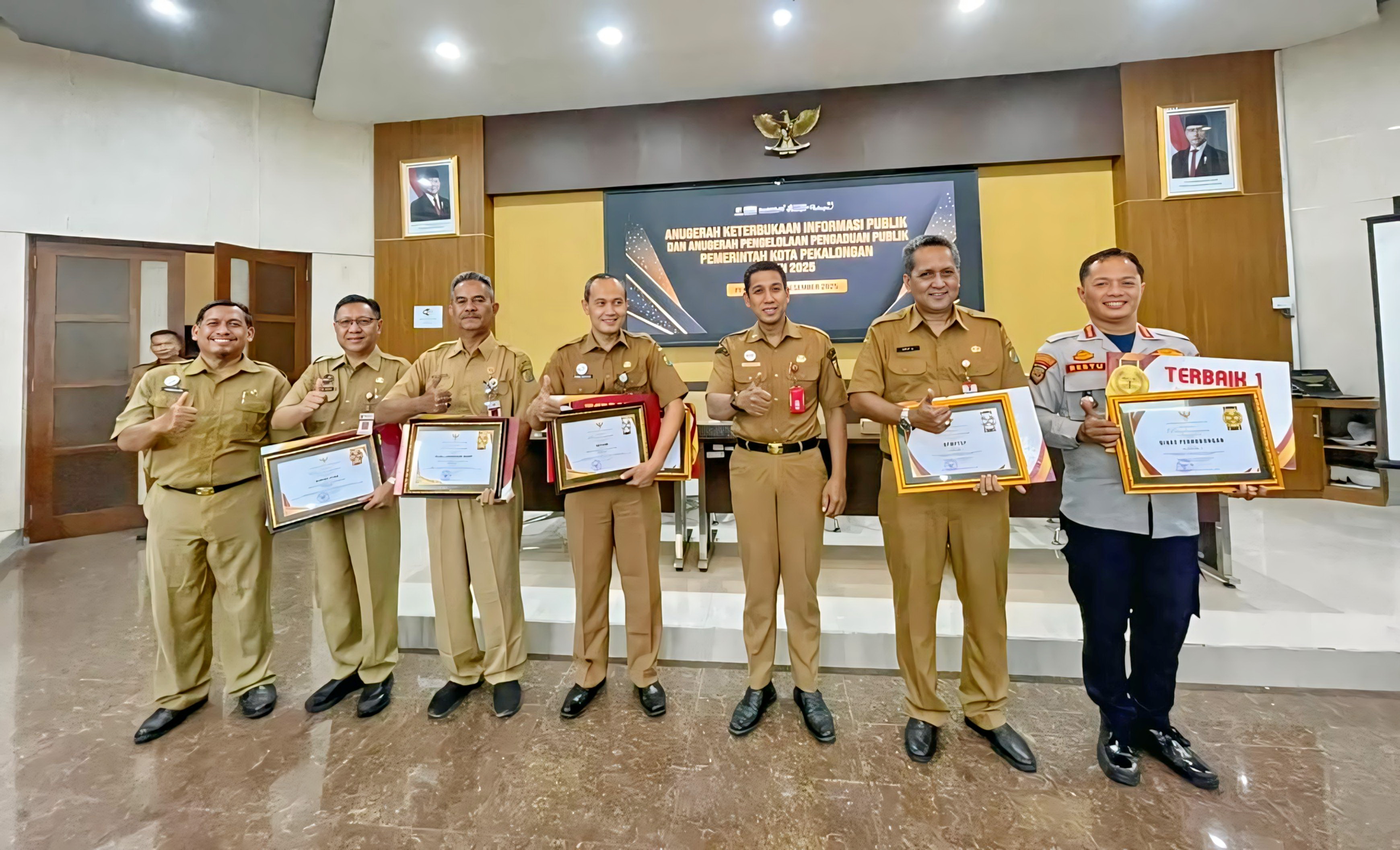 TERIMA PENGHARGAAN - Sejumlah Kepala OPD yang menerima penghargaan KIP berfoto bersama, di Ruang&nbsp;Buketan, Senin (8/12/2025).