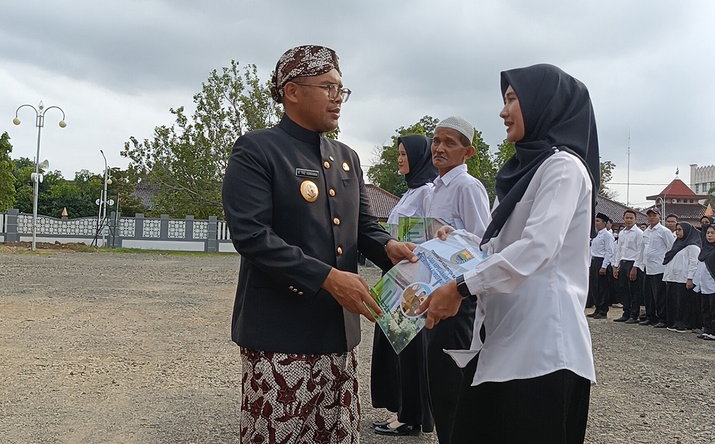 PENYERAHAN SK: Bupati Batang M Faiz Kurniawan saat menyerahkan SK PPPK paruh waktu.