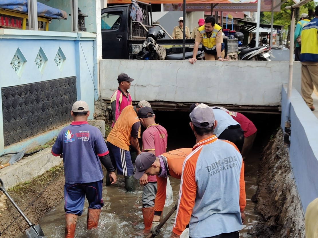 NORMALISASI: Kepala DPUPR Batang Endro Suryono saat meninjau langsung proses normalisasi saluran di Jalan Ahmad Yani.