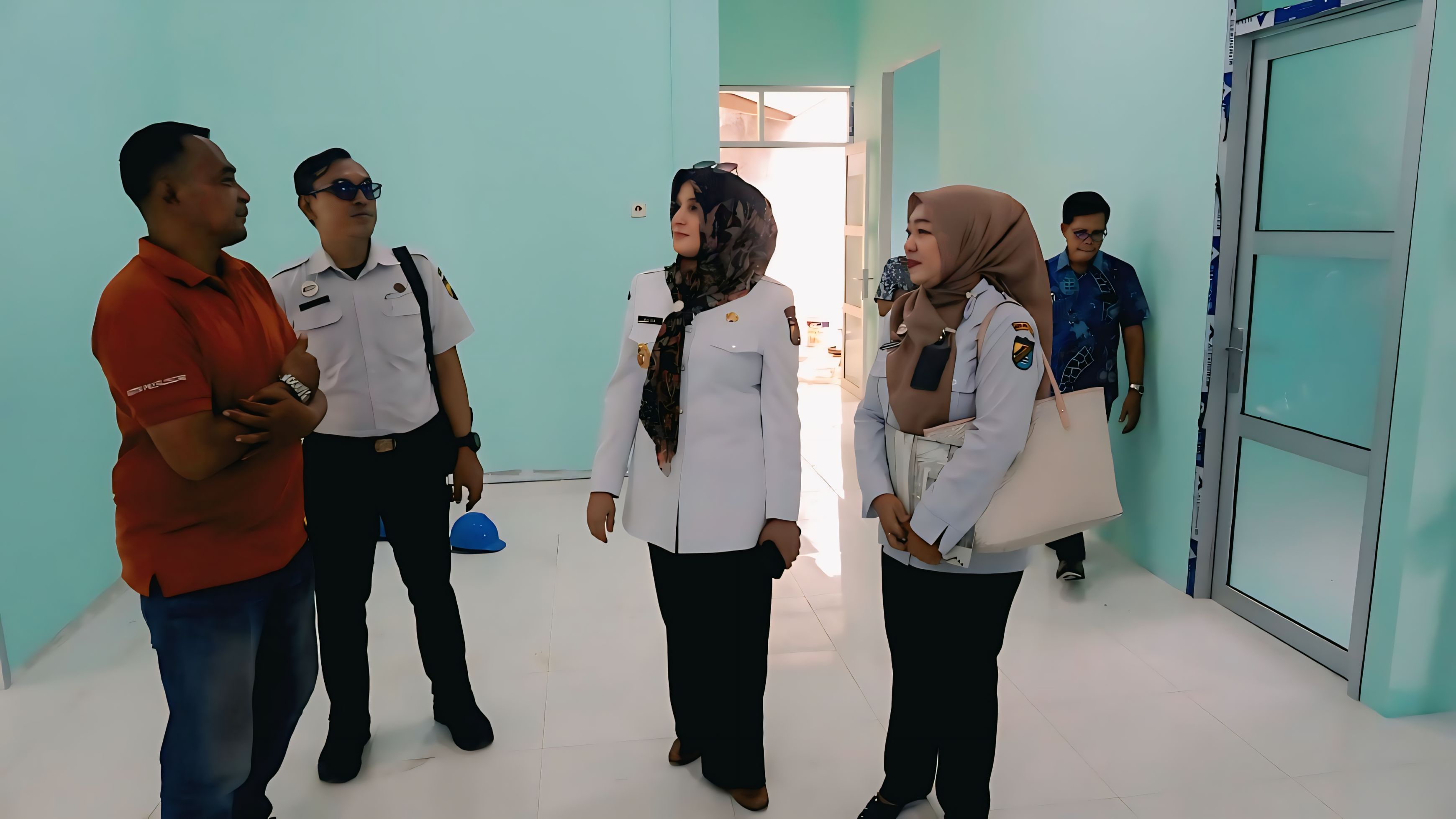 CEK BANGUNAN - Wawalkot Hj Balgis Diab didampingi Sekcam Pekalongan Selatan Indria Susanti, mengcek salah satu bangunan yang sudah selesai, saat monev, pada Rabu (10/12/2025).