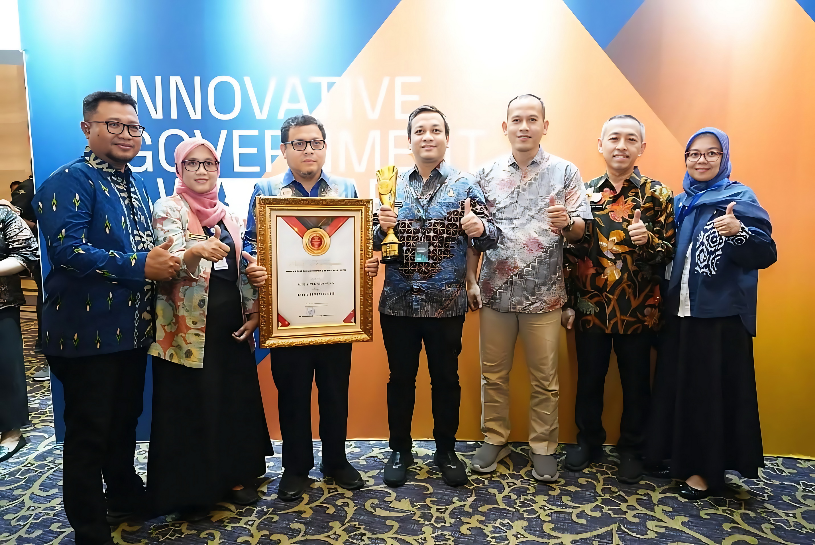 TERIMA PENGHARGAAN - Walikota Aaf dan tim dari Pemkot Pekalongan berfoto bersama usai&nbsp;terima penghargaan, di Jakarta, rabu (10/12/2025).&nbsp;