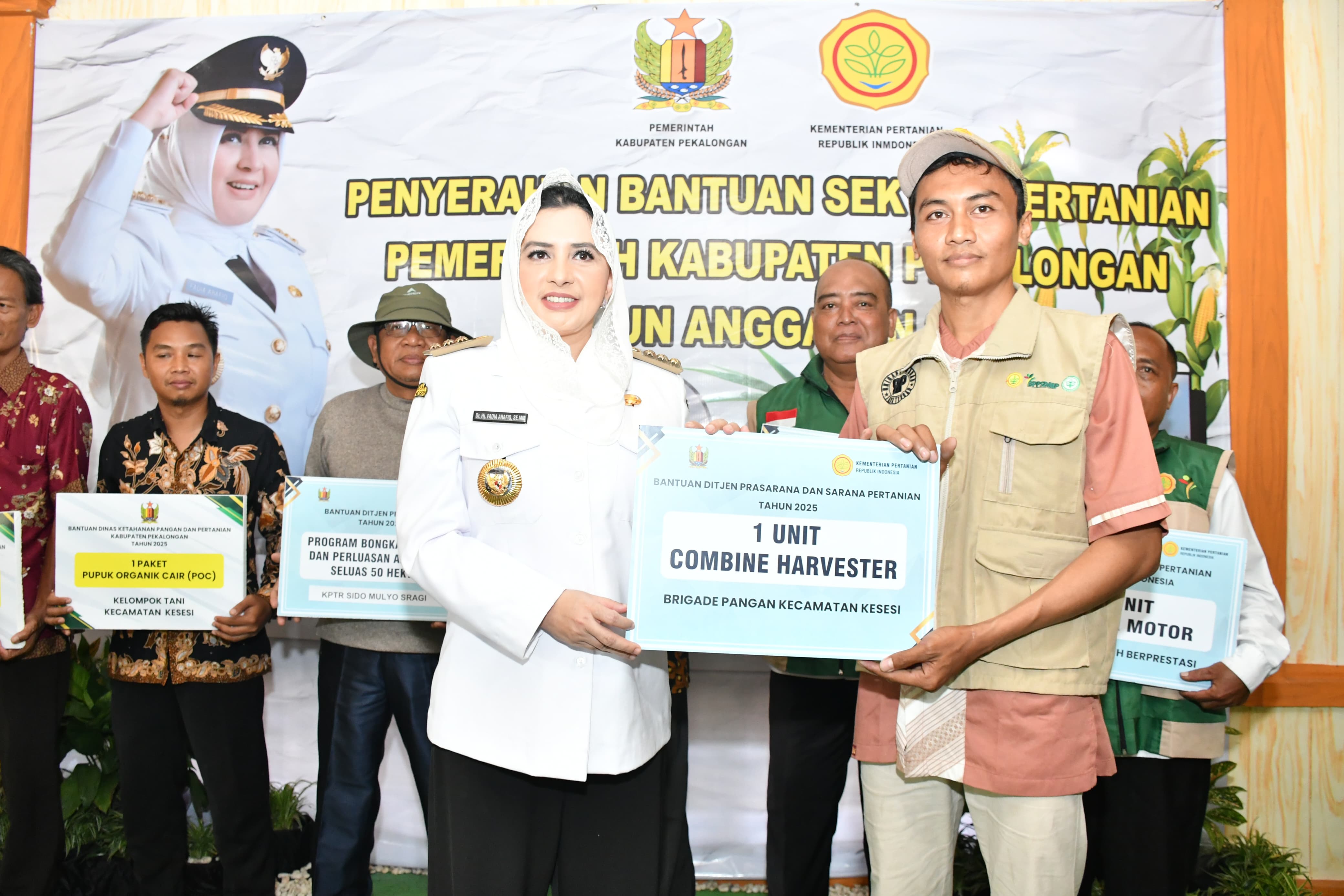 PERTANIAN: Bupati Pekalongan Fadia Arafiq saat menyerahkan bantuan sektor pertanian di Desa Kwasen, Kecamatan Kesesi, Rabu (10/12/2025).
