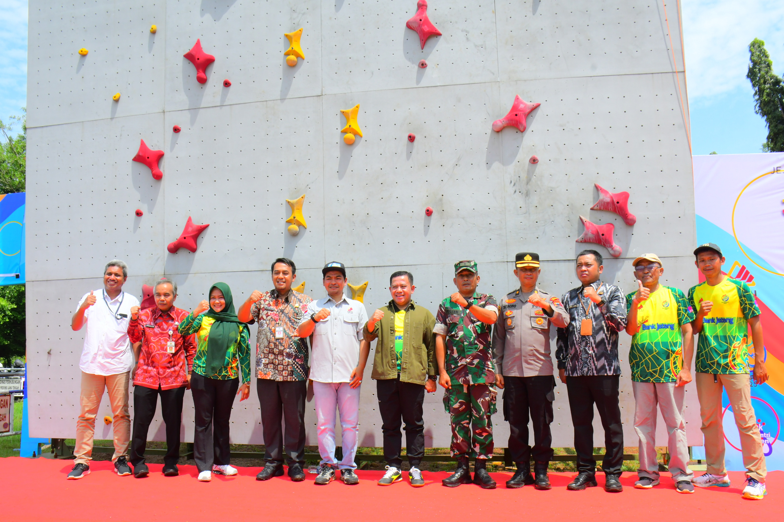 PANJAT TEBING: Wakil Bupati Pekalongan Sukirman saat membuka Kejurprov Panjat Tebing Seri IV 2025, di Wall Climbing Alun-Alun Kajen, Kamis (11/12/2025).