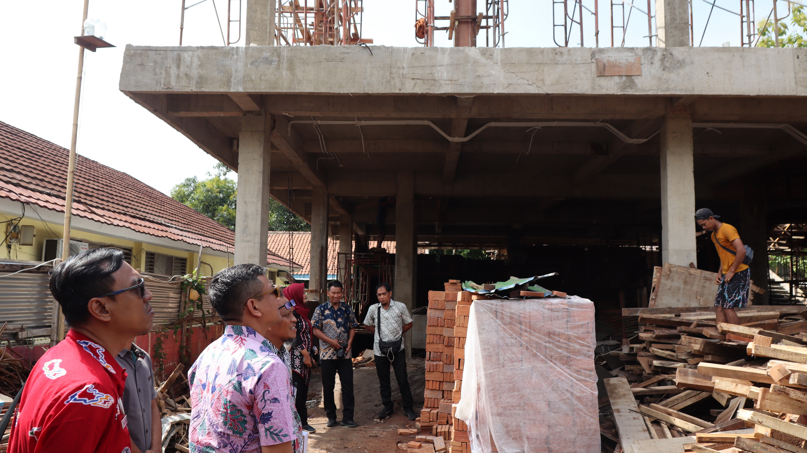 SIDAK - Walikota Pekalongan HA Afzan Arslan Djunaid bersama jajaran saat sidak di proyek Pembangunan Gedung Inspektorat, Kamis (11/12/2025).