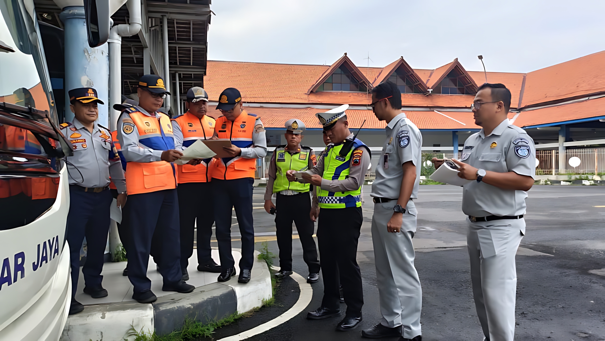 CEK KENDARAN - Anggota gabungan saat melakukan ramp check di Terminal Bus Pekalongan, menjelang liburan Nataru, pada Rabu (10/12/2025) kemarin.