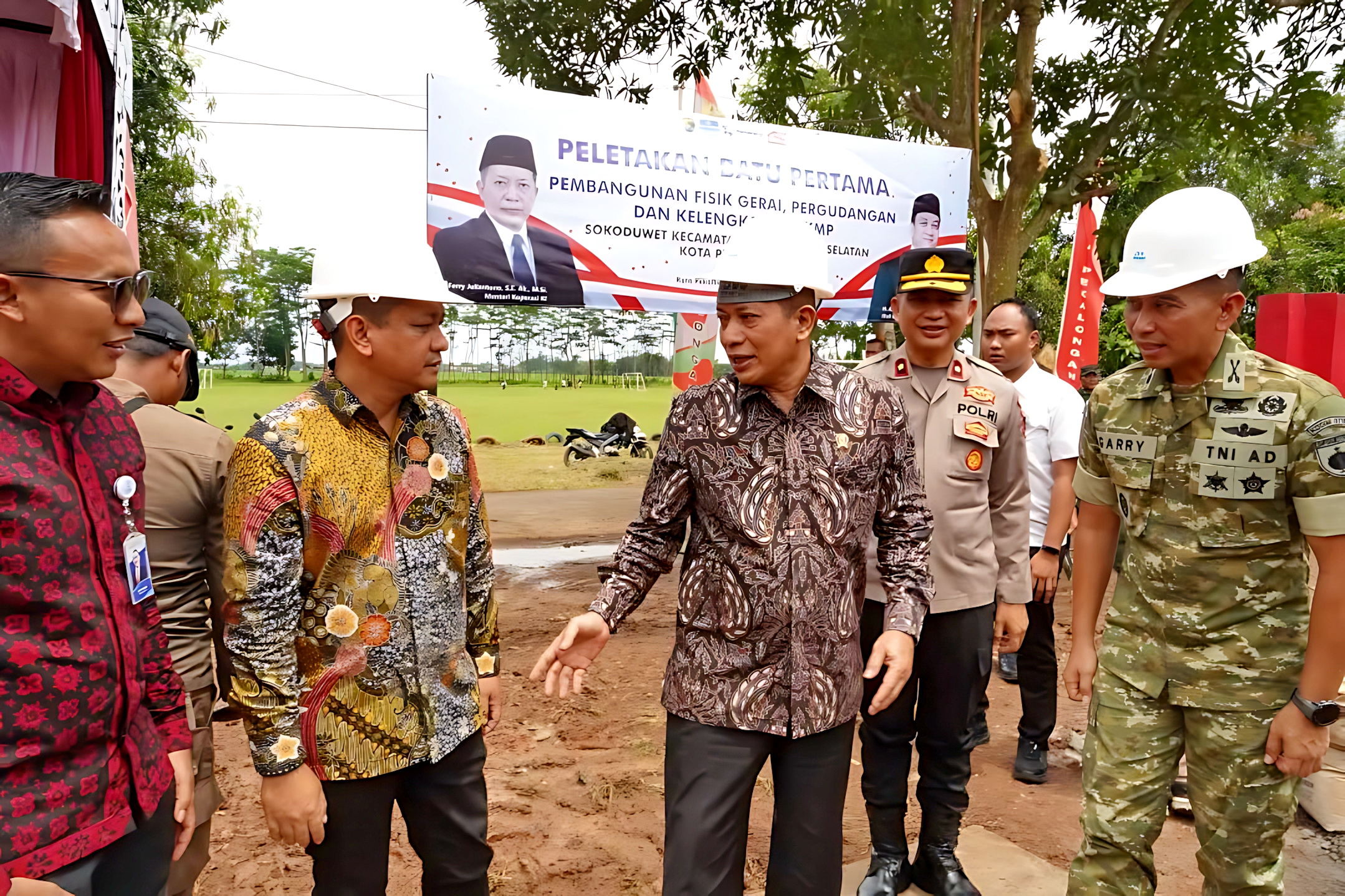 PERESMIAN &ndash; Walikota Aaf dan Kemenkop saat berdiskusi ringan, usai peletakan batu pertama pembangunan KKMP di Kelurahan Sokoduwet, pada Sabtu (13/12/2025).