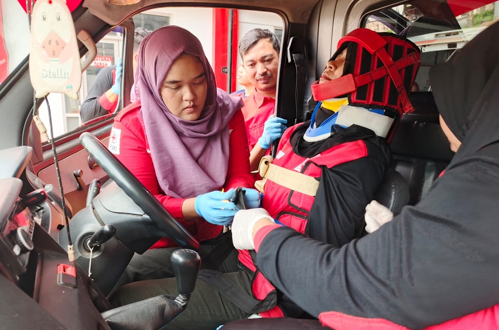 EDUKASI: Sejumlah anggota Korps Sukarelawan (KSR) PMI Batang saat mengikuti praktik Diklat Pertolongan Pertama di Aula PMI Batang.