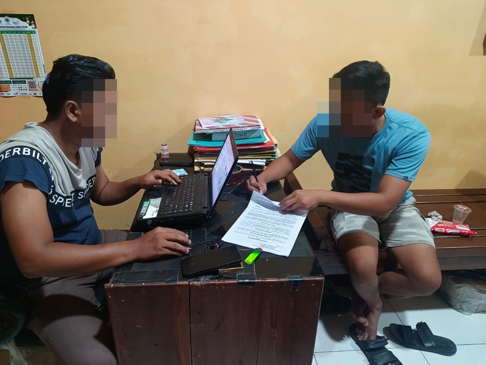 DIPOLISIKAN: Pelaku NI saat menjalani proses penyidikan usai dipolisikan oleh juragannya gara-gara menilep celana jins.