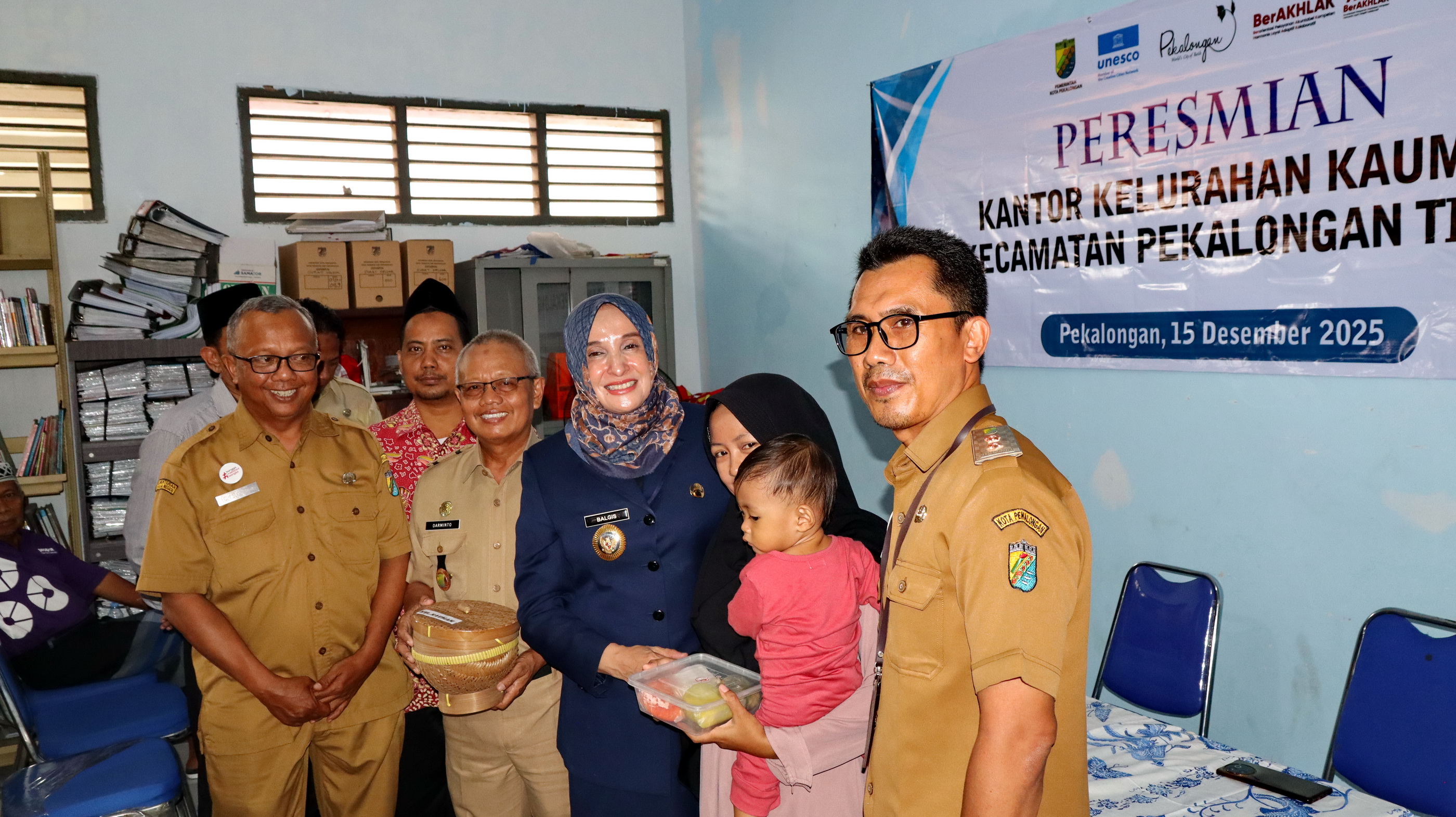 SERAHKAN - Di sela-sela peresmian kantor Kelurahan Kauman yang baru, turut dilakukan penyerahan bantuan program Cetingbambu, kepada salah satu perwakilan warga, pada Senin (15/12/2025).