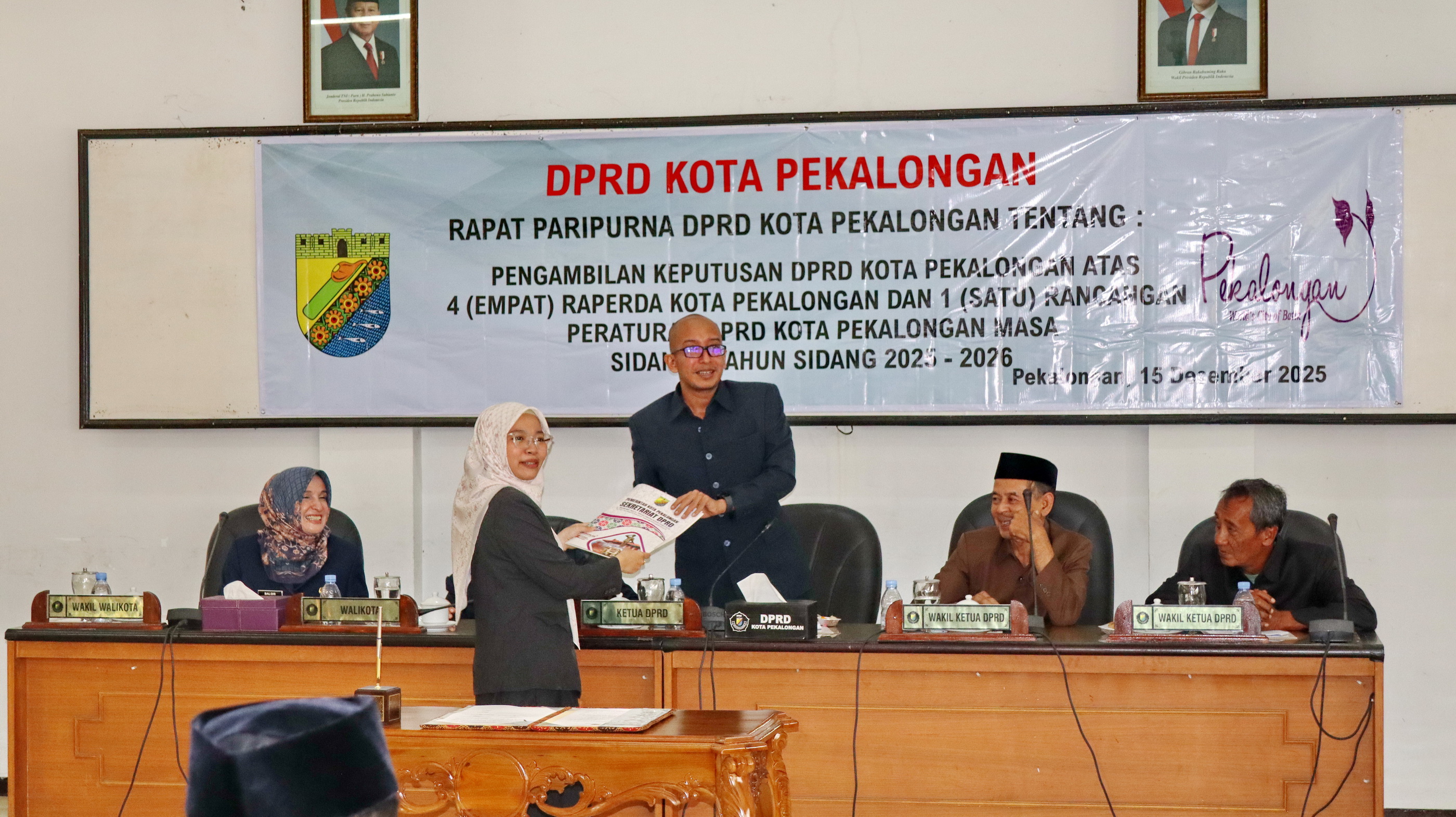 SERAHKAN&nbsp;&ndash; Perwakilan anggota DPRD Kota Pekalongan, saat serahkan draf Raperda yang akan ditetapkan, pada sidang Paripurna setempat, Senin (15/12/2025).