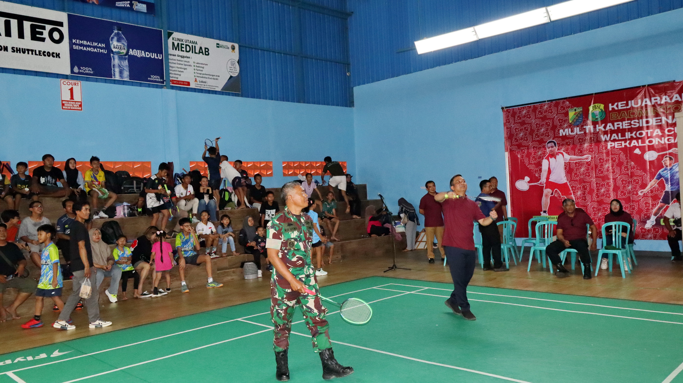 SMASH - Menandai pembukaan turnamen secara simbolis Walkot Aaf, melakukan pertandingan exibisi, di GOR Unggul Jaya, Senin (15/12/2025).