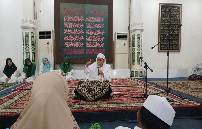 TEGUHKAN PERSATUAN UMAT : Ulama kharismatik Maulana Habib Muhammad Luthfi bin Ali bin Yahya menegaskan Jatma Aswaja dan Annitho Aswaja tetap warga Nahdlatul Ulama di Kanzus Sholawat Pekalongan.