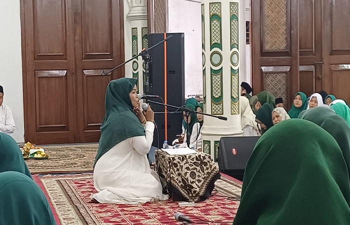 NGAJI KITAB SAFINAH : Hj. Luthfiyah menyampaikan Babul Wudhu dari KItab Safinatunnajah di Kanzus Sholawat Kota Pekalongan.