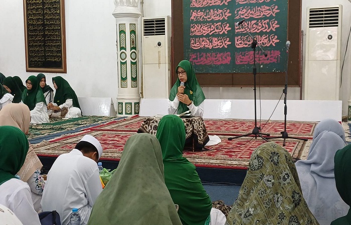 MAJU BERSAMA : Ketua Annitho Aswaja Kota Pekalongan Hj. Zahroh Zaidi M.Pdi saat memberikan sambutan di Kanzus Sholawat Kota Pekalongan.